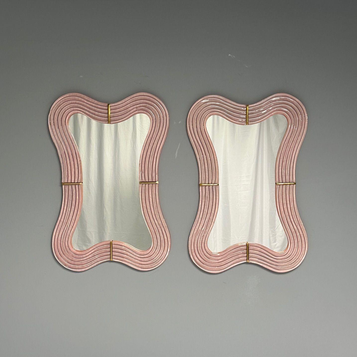 Moderne Miroirs muraux contemporains, ondulés, en verre de Murano rose, laiton, Italie, 2023. en vente