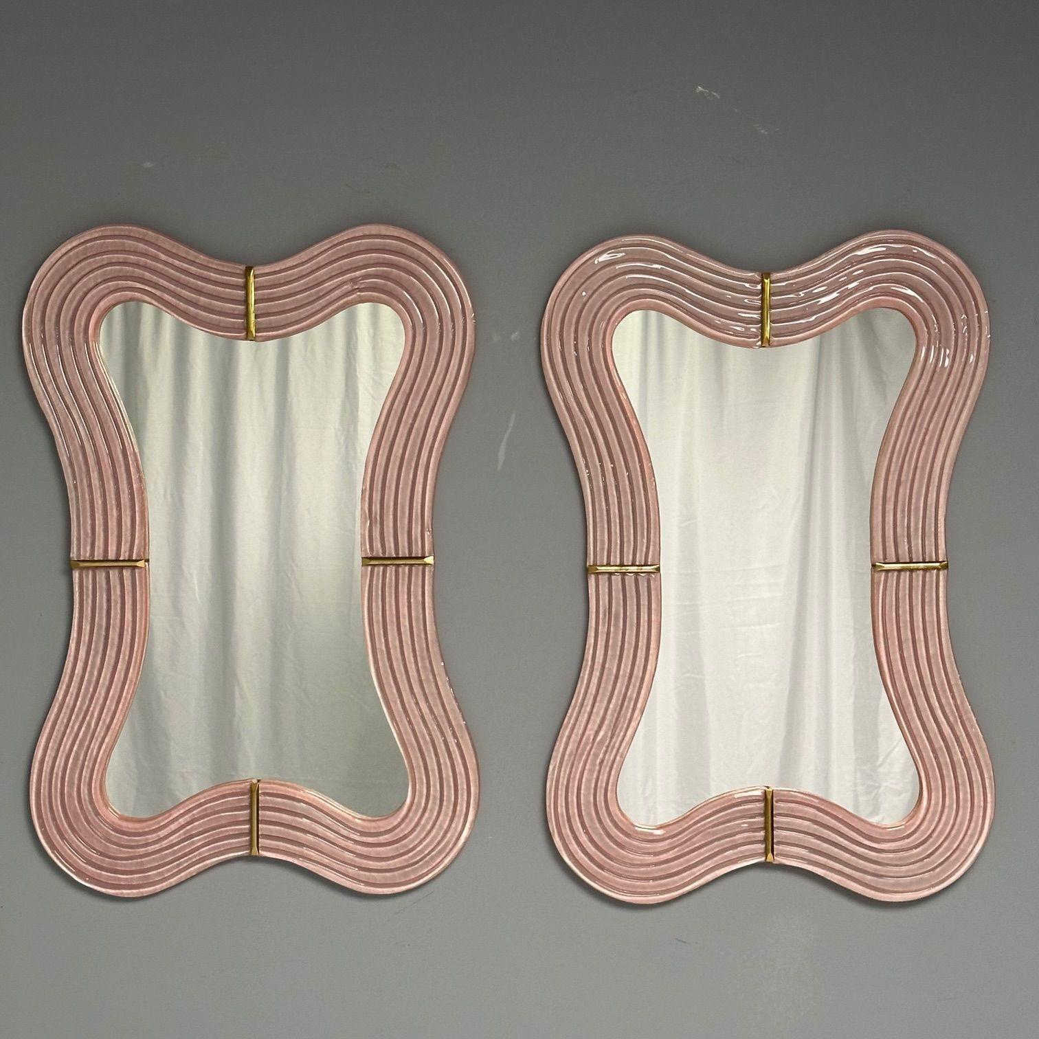 Miroirs muraux contemporains, ondulés, en verre de Murano rose, laiton, Italie, 2023. en vente 2