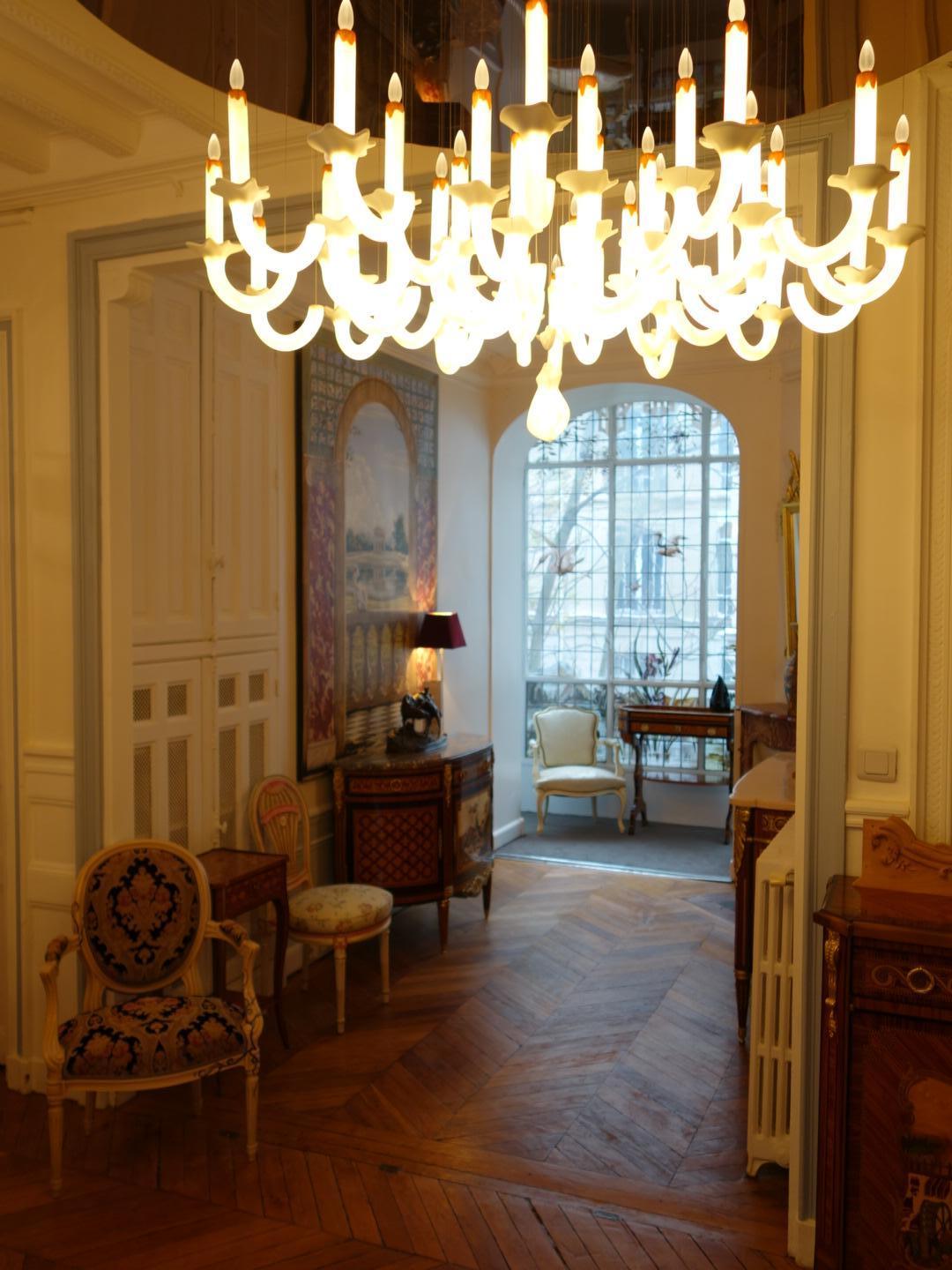 The Wersailles Fleur bespoke chandelier is designed by Sylvie Maréchal and it is entirely manufactured in France. This chandelier is made of 40 Limoges porcelain white candleholders and 1 Limoges porcelain white dangling drop. The candleholders and