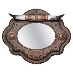 Espejo Contemporáneo Estilo Western Enmarcado en Cuero con Cuernos, Firmado Espejo Contemporáneo Estilo Western Enmarcado en Cuero con Cuernos, Firmado