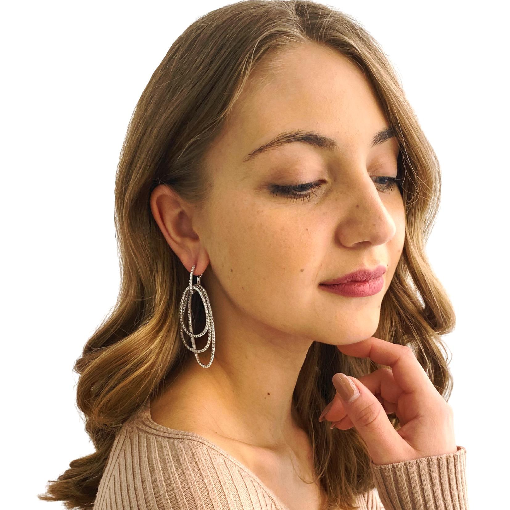 Zeitgenössische Ohrringe aus 18 Karat Weißgold mit 4.4 Karat G VS Diamanten (Moderne) im Angebot