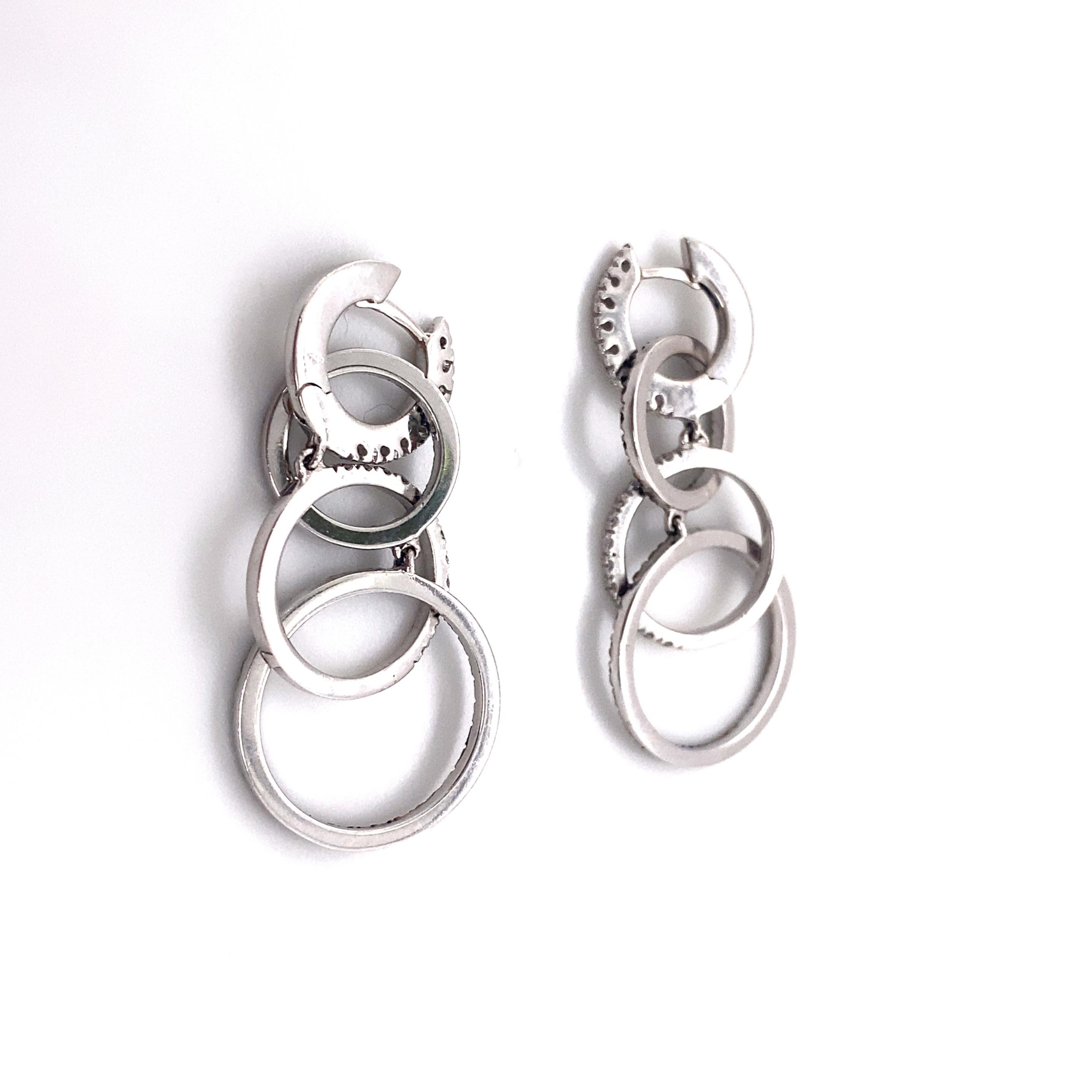 Moderne Boucles d'oreilles pendantes contemporaines en or 18 carats et diamants blancs et noirs G VS en vente