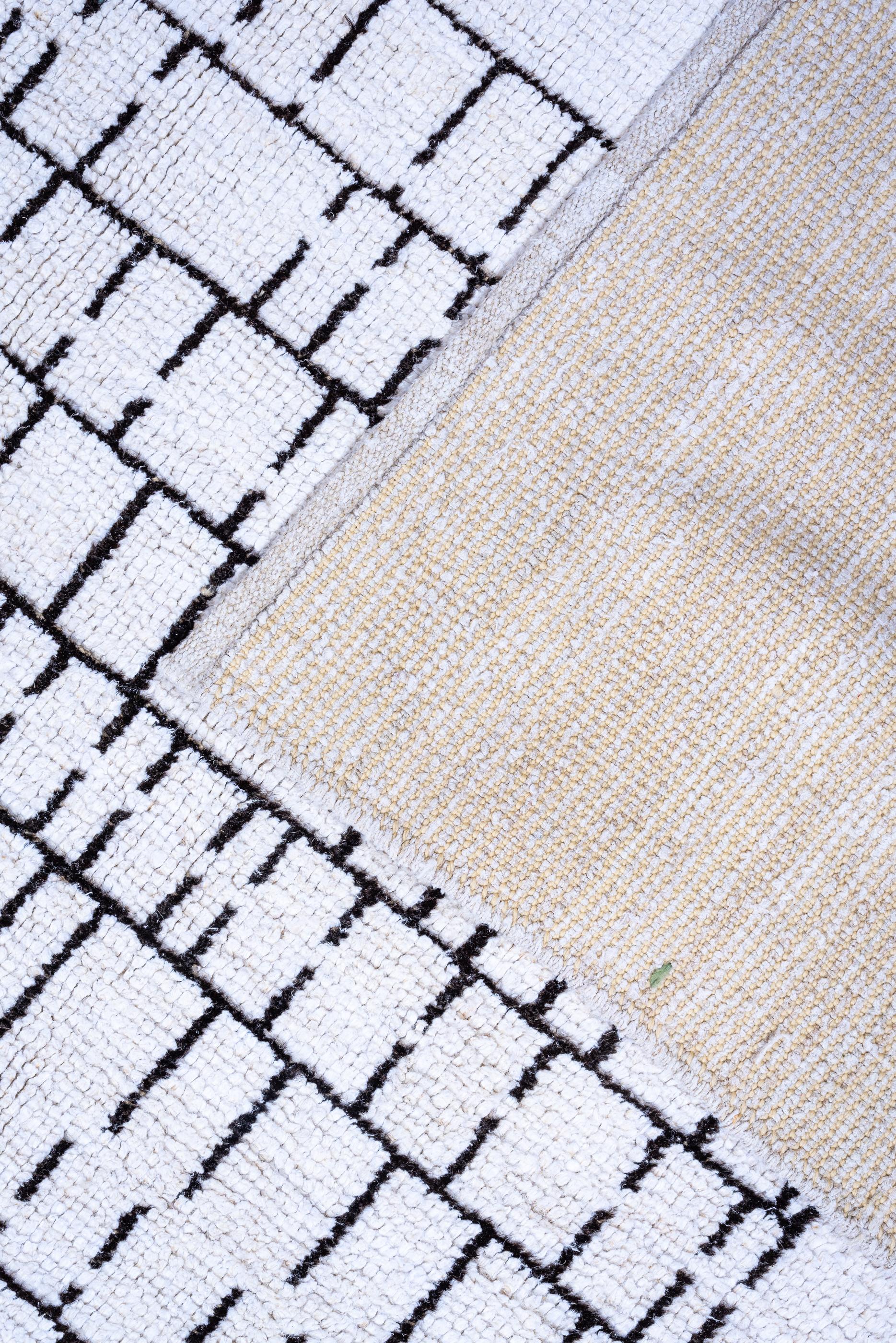 Alfombra turca contemporánea blanca y negra Siglo XXI y contemporáneo en venta