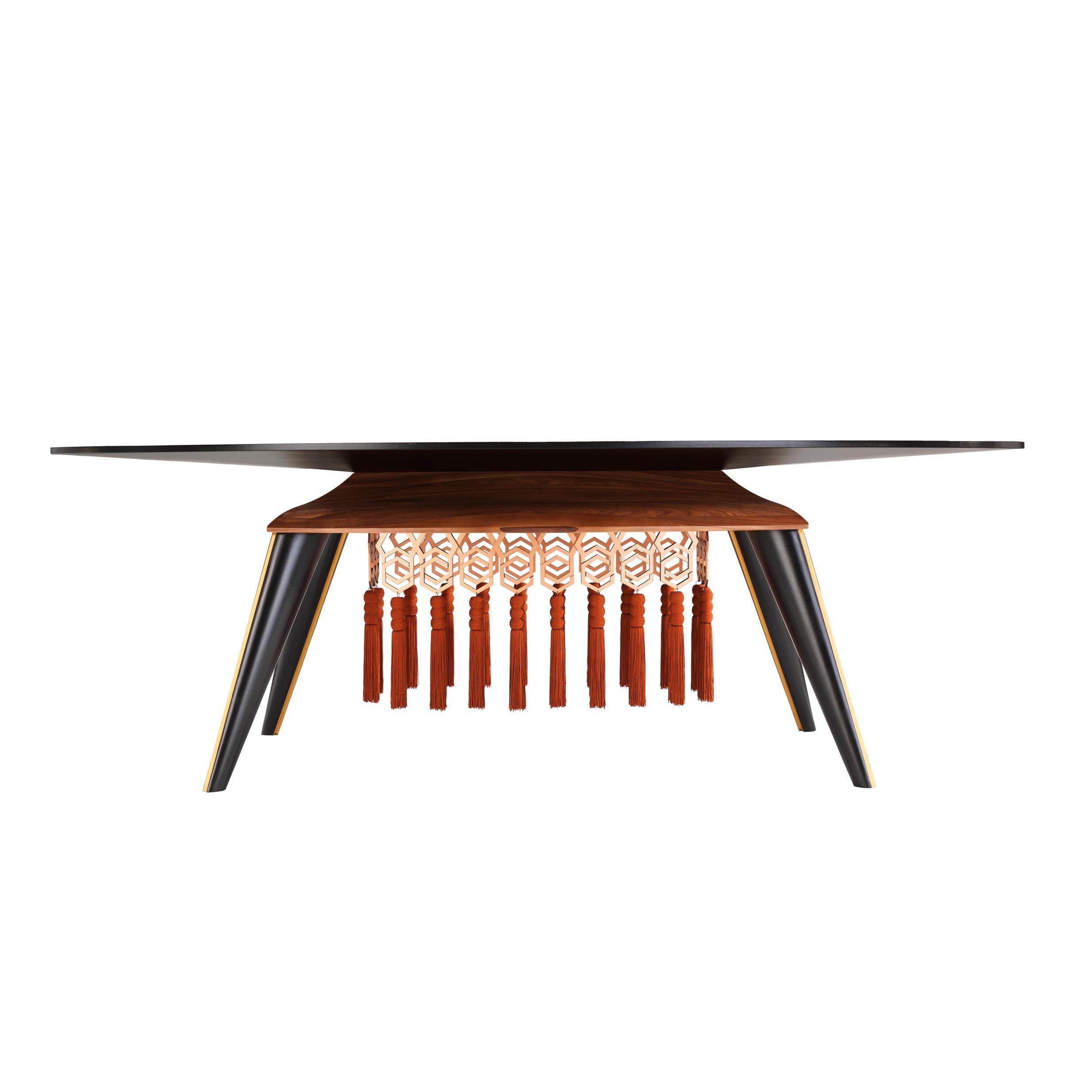 Butterflies flutter on this tabletop, getting lost in the hexagonal decorations that characterized this collection. Adorned with tassels and copper decorations, the table can seat 4-6 people.
Top with inlay in white/black wood veneer with copper