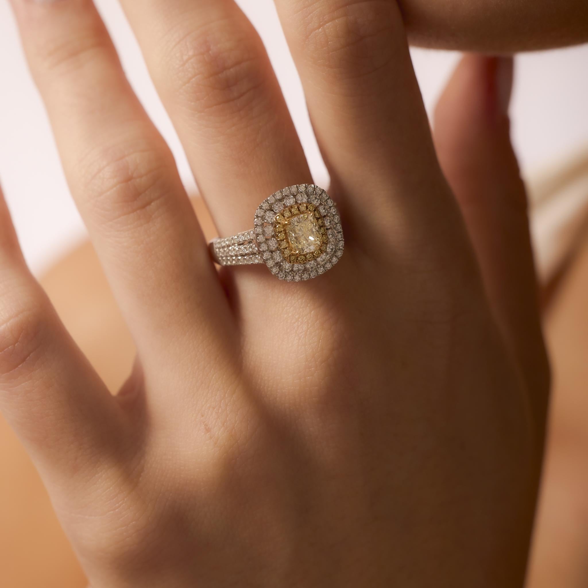 Contemporary white and fancy yellow diamond 14k white gold halo ring Corte cojín en venta