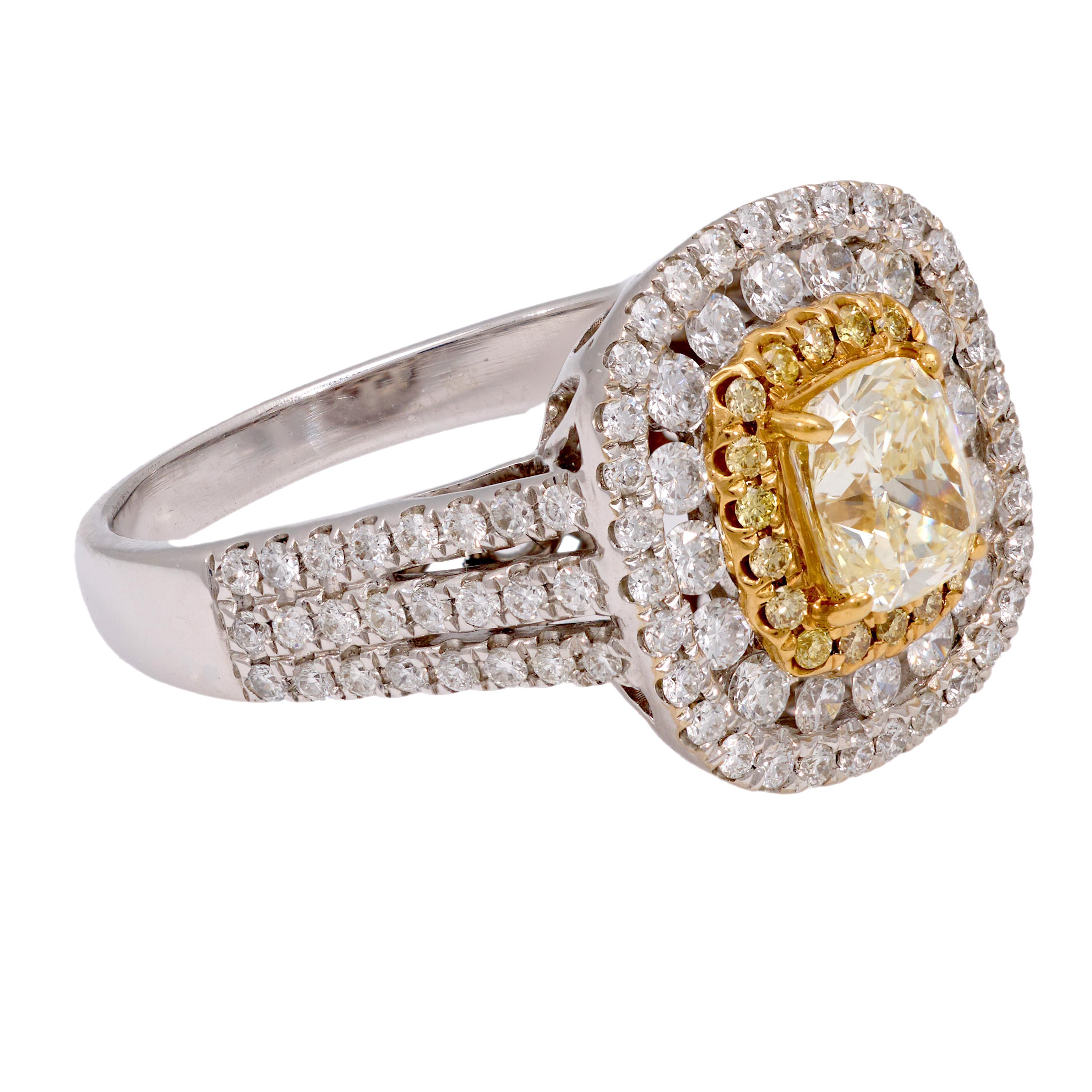 Contemporary white and fancy yellow diamond 14k white gold halo ring en Excelente estado para la venta en Beverly Hills, CA