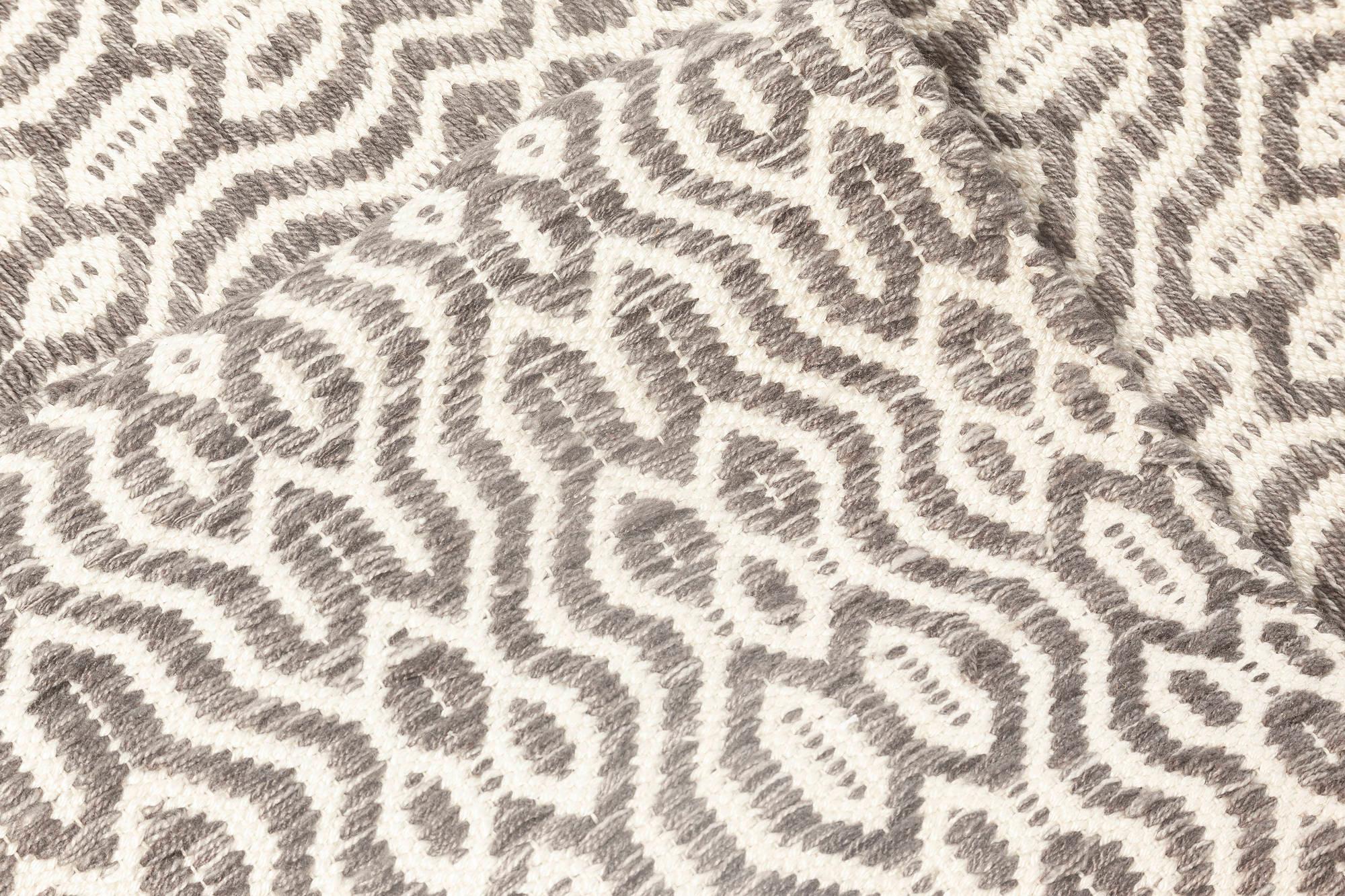 Contemporary White and Gray Flat-Weave Wool Rug von Doris Leslie Blau im Angebot 2