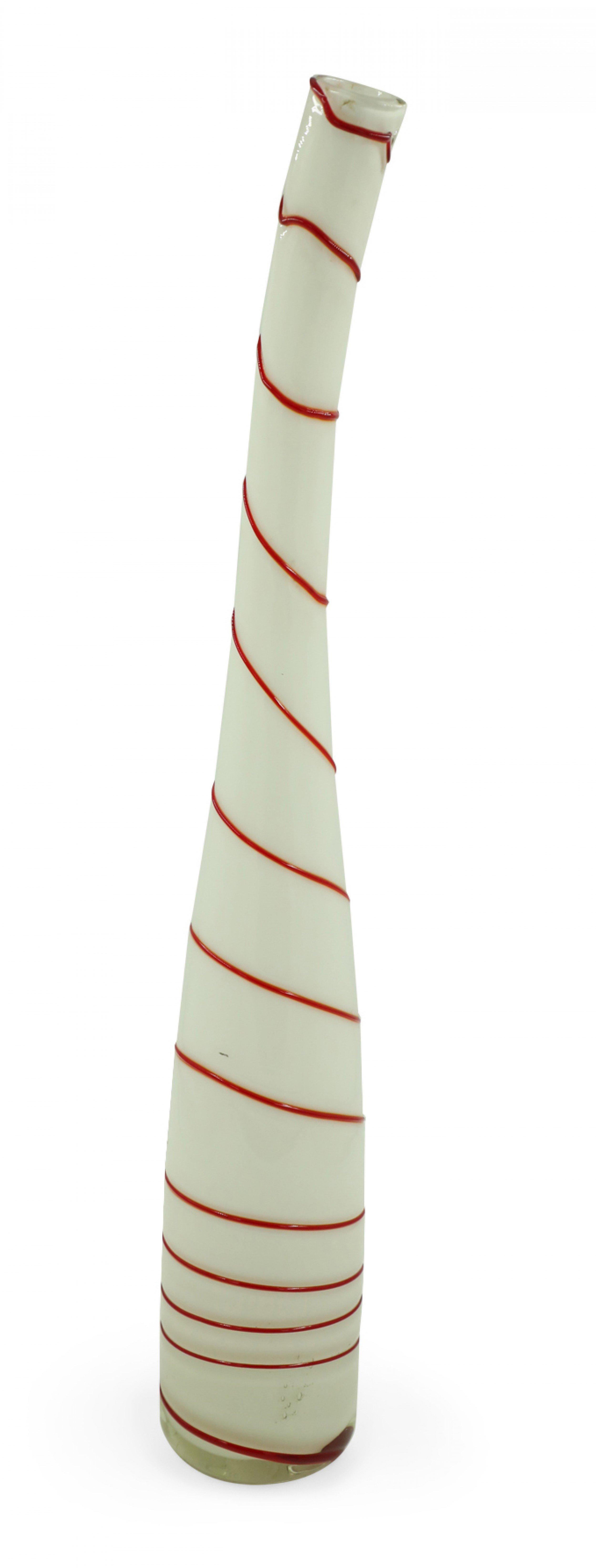 Vase contemporain en verre d'art bombé, blanc et rouge, au design de canne à sucre en vente 2