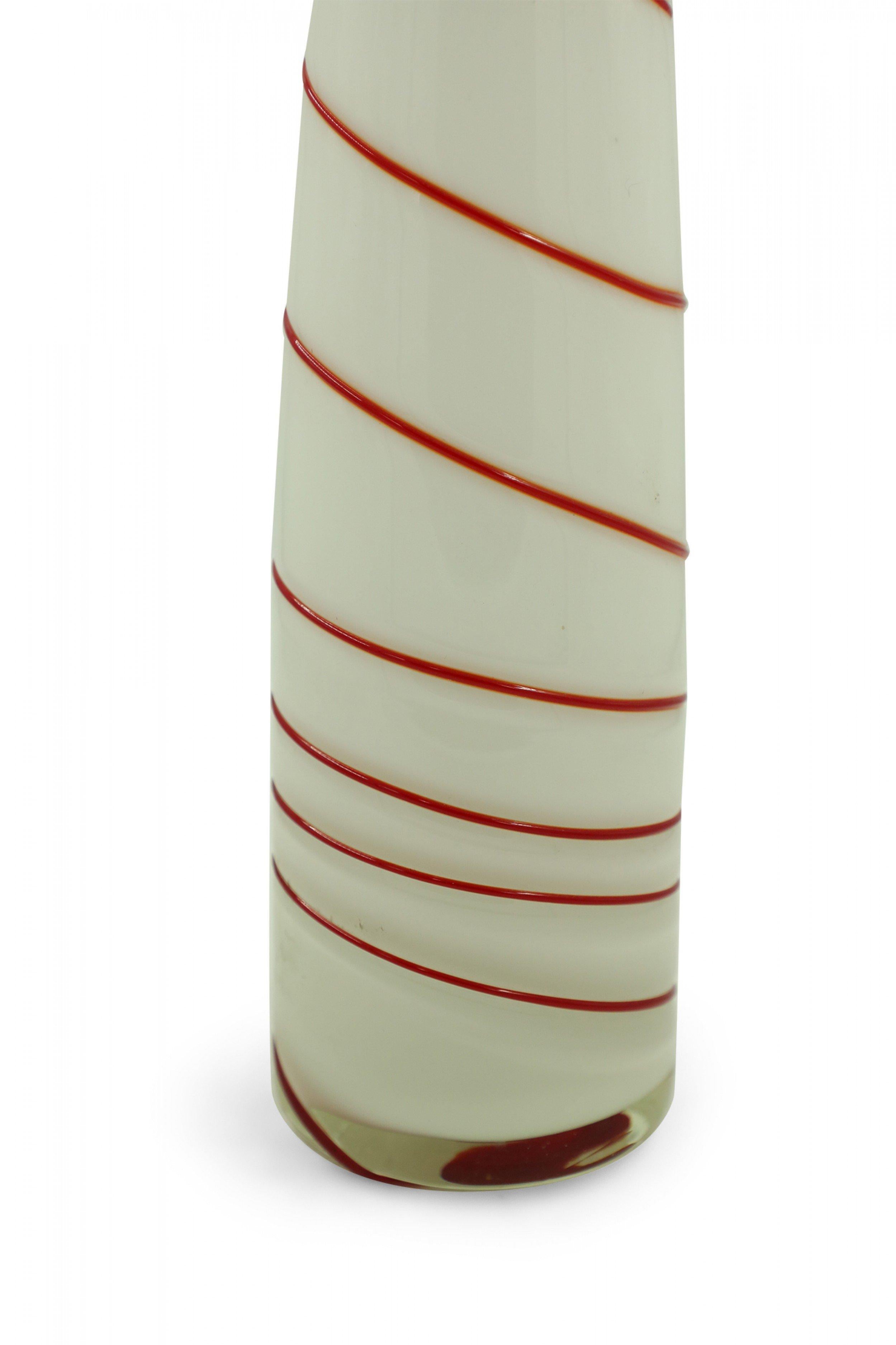Vase contemporain en verre d'art bombé, blanc et rouge, au design de canne à sucre en vente 3
