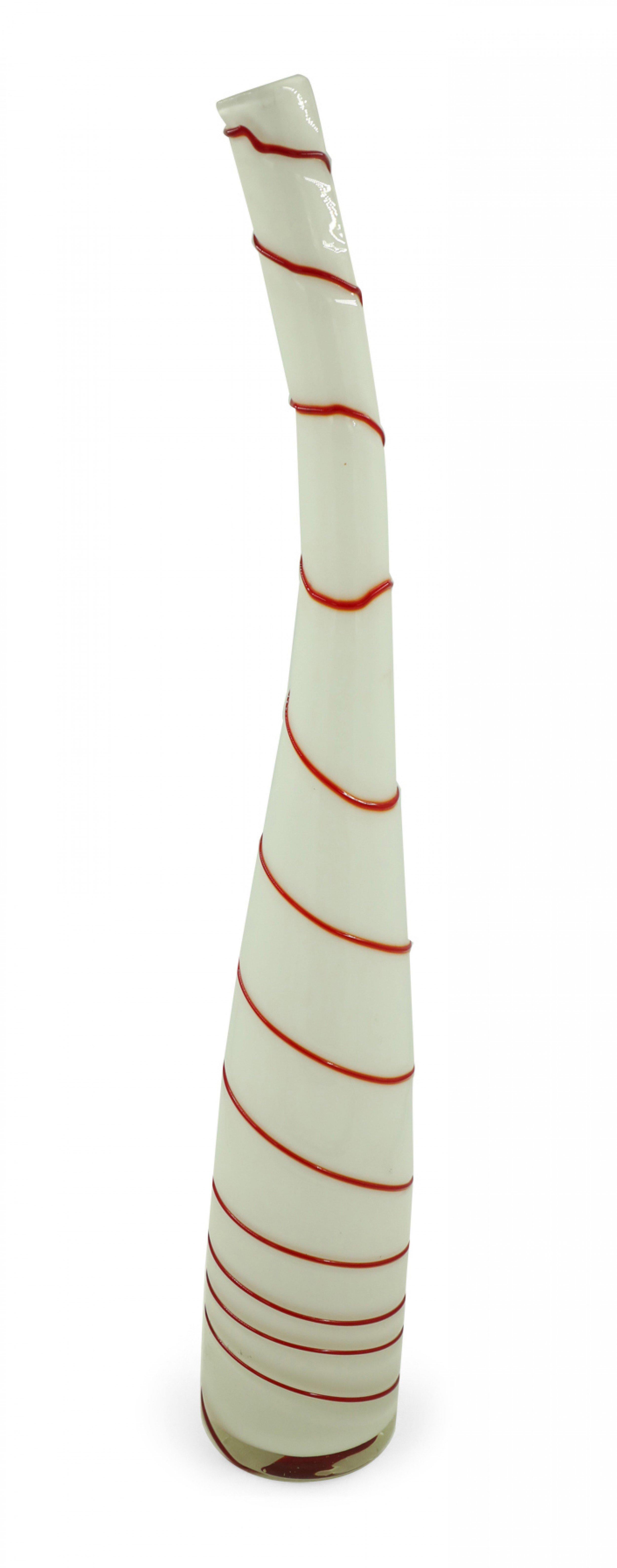 Vase contemporain en verre d'art bombé, blanc et rouge, au design de canne à sucre en vente 4