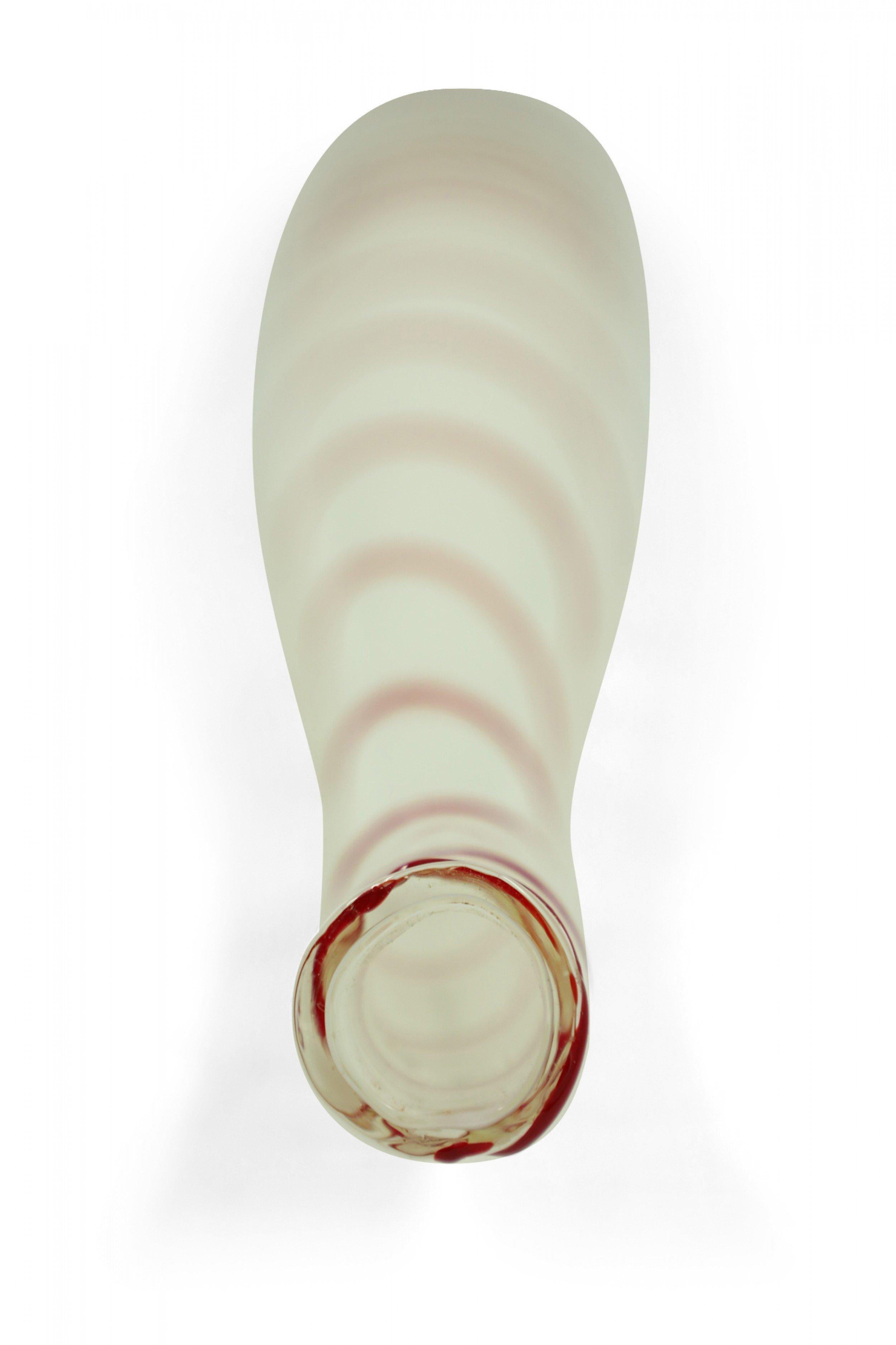 Vase contemporain en verre d'art au design 