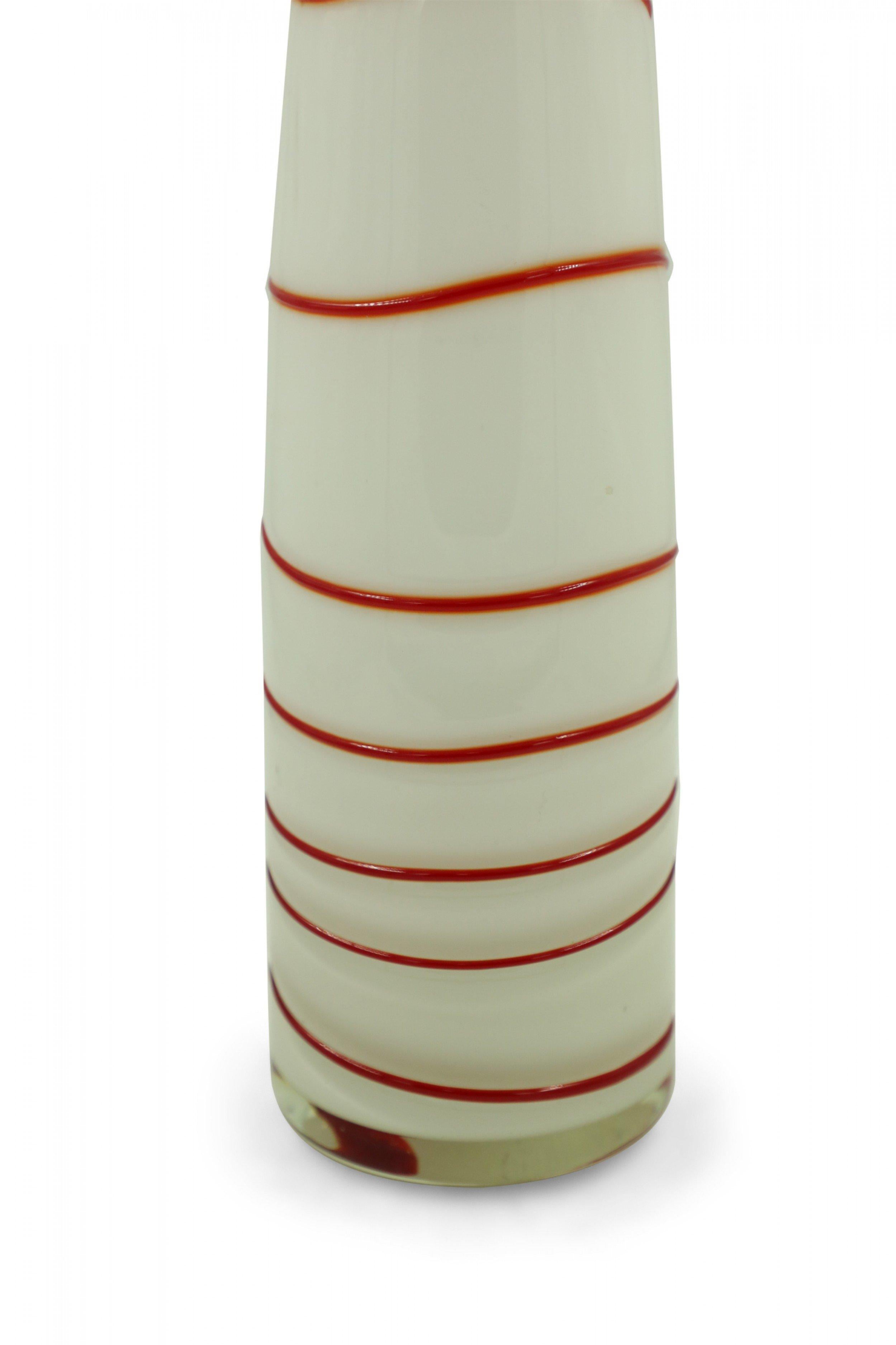 Moderne Vase contemporain en verre d'art bombé, blanc et rouge, au design de canne à sucre en vente
