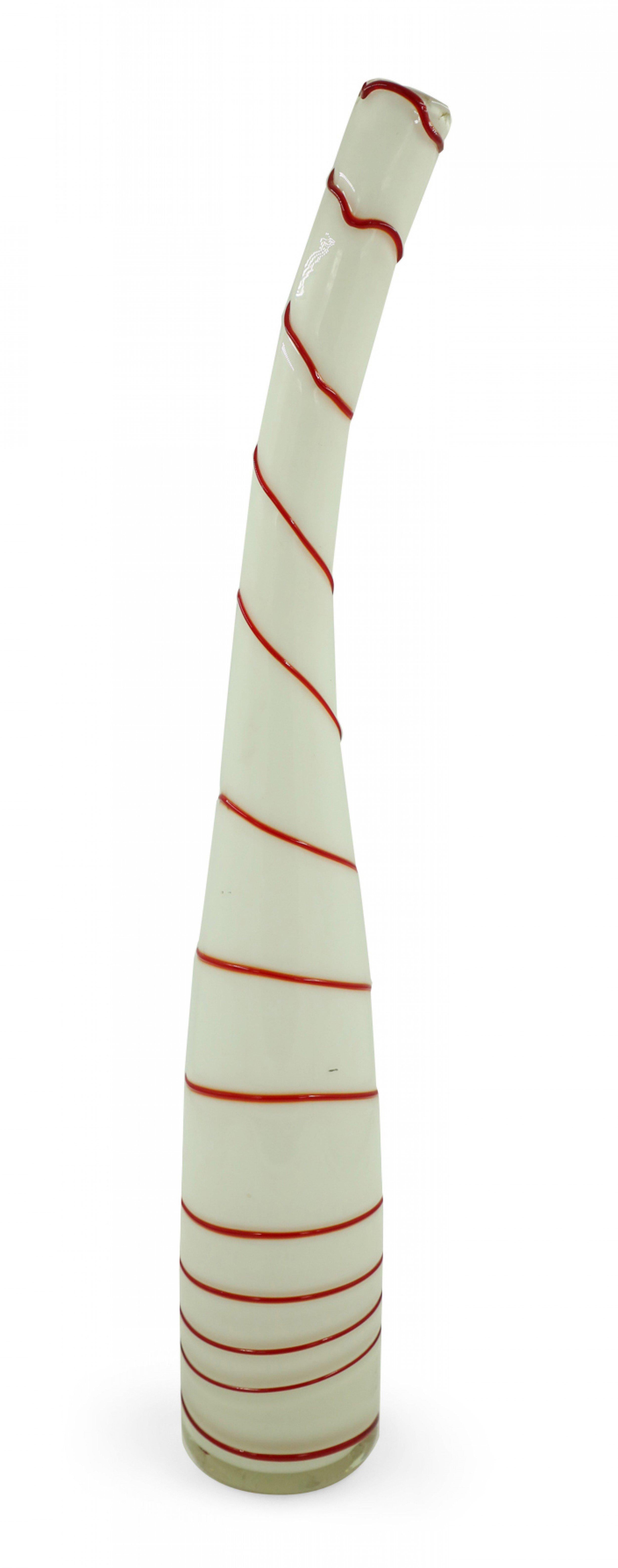 Inconnu Vase contemporain en verre d'art bombé, blanc et rouge, au design de canne à sucre en vente