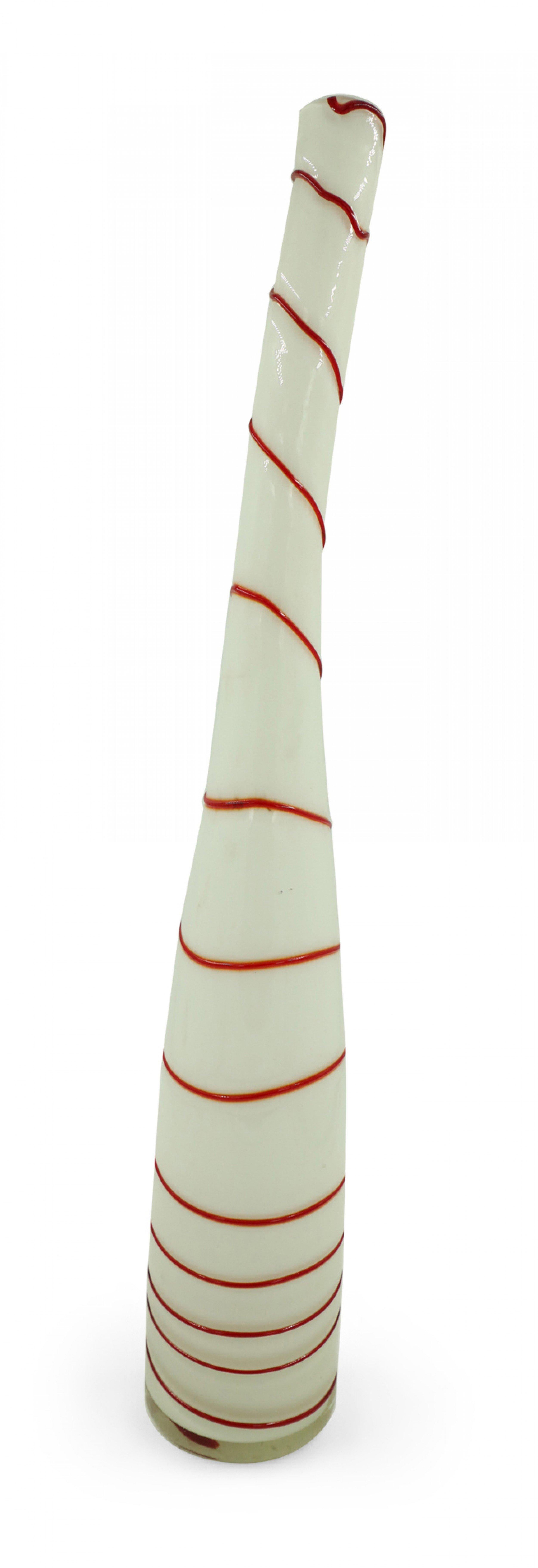 Fait main Vase contemporain en verre d'art bombé, blanc et rouge, au design de canne à sucre en vente