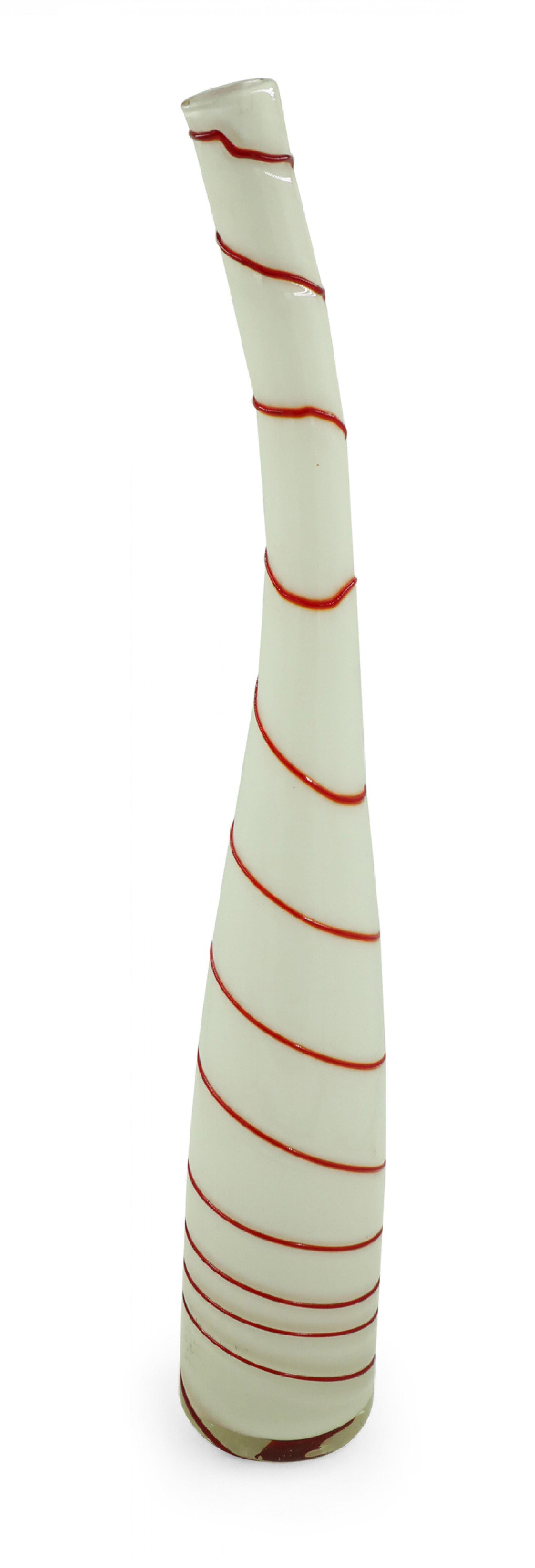 20ième siècle Vase contemporain en verre d'art bombé, blanc et rouge, au design de canne à sucre en vente