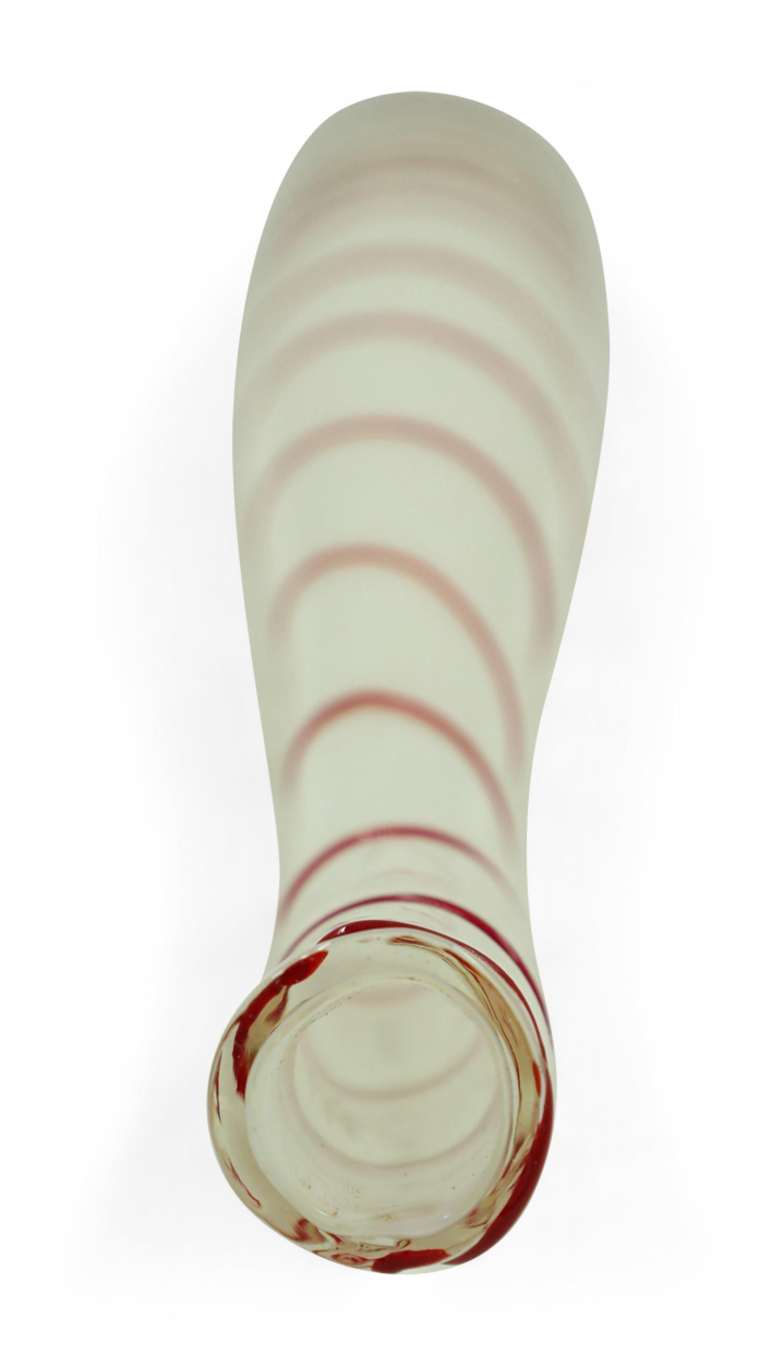 Verre Vase contemporain en verre d'art bombé, blanc et rouge, au design de canne à sucre en vente