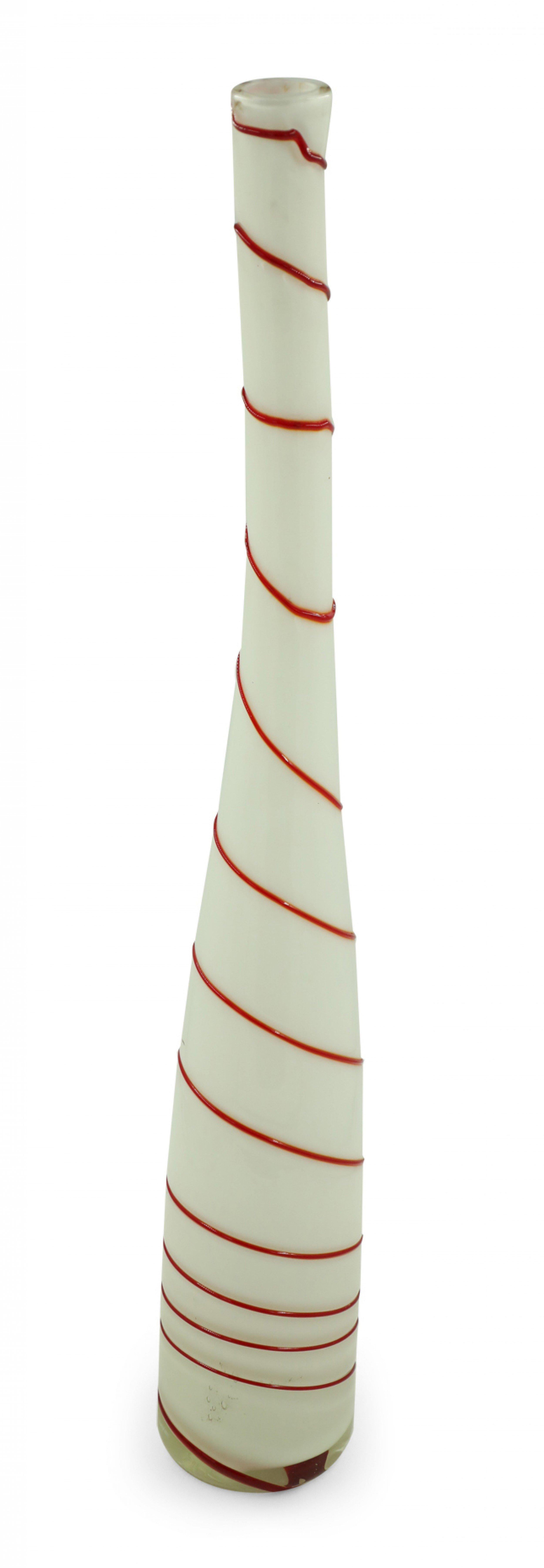 Vase contemporain en verre d'art bombé, blanc et rouge, au design de canne à sucre en vente 1