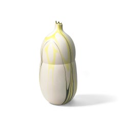 Zeitgenössische weiß und gelb marmorierte Tethys-Vase von Elyse Graham