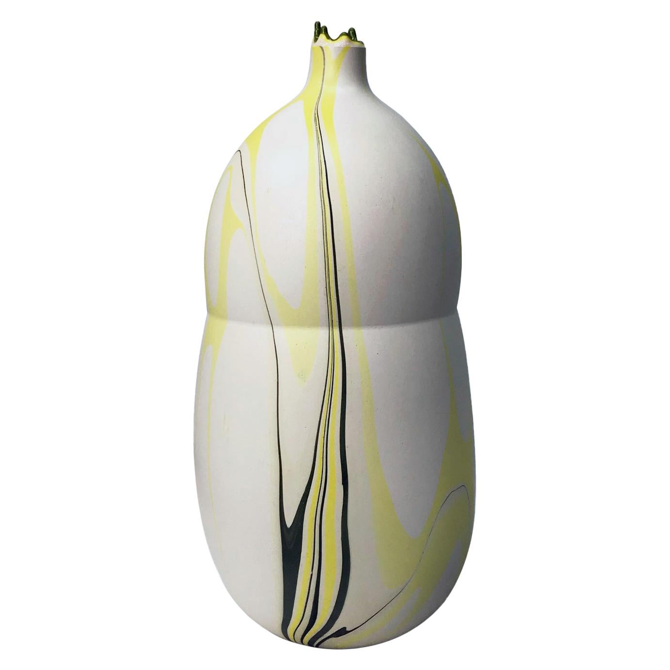 Zeitgenössische weiß und gelb marmorierte Tethys-Vase von Elyse Graham