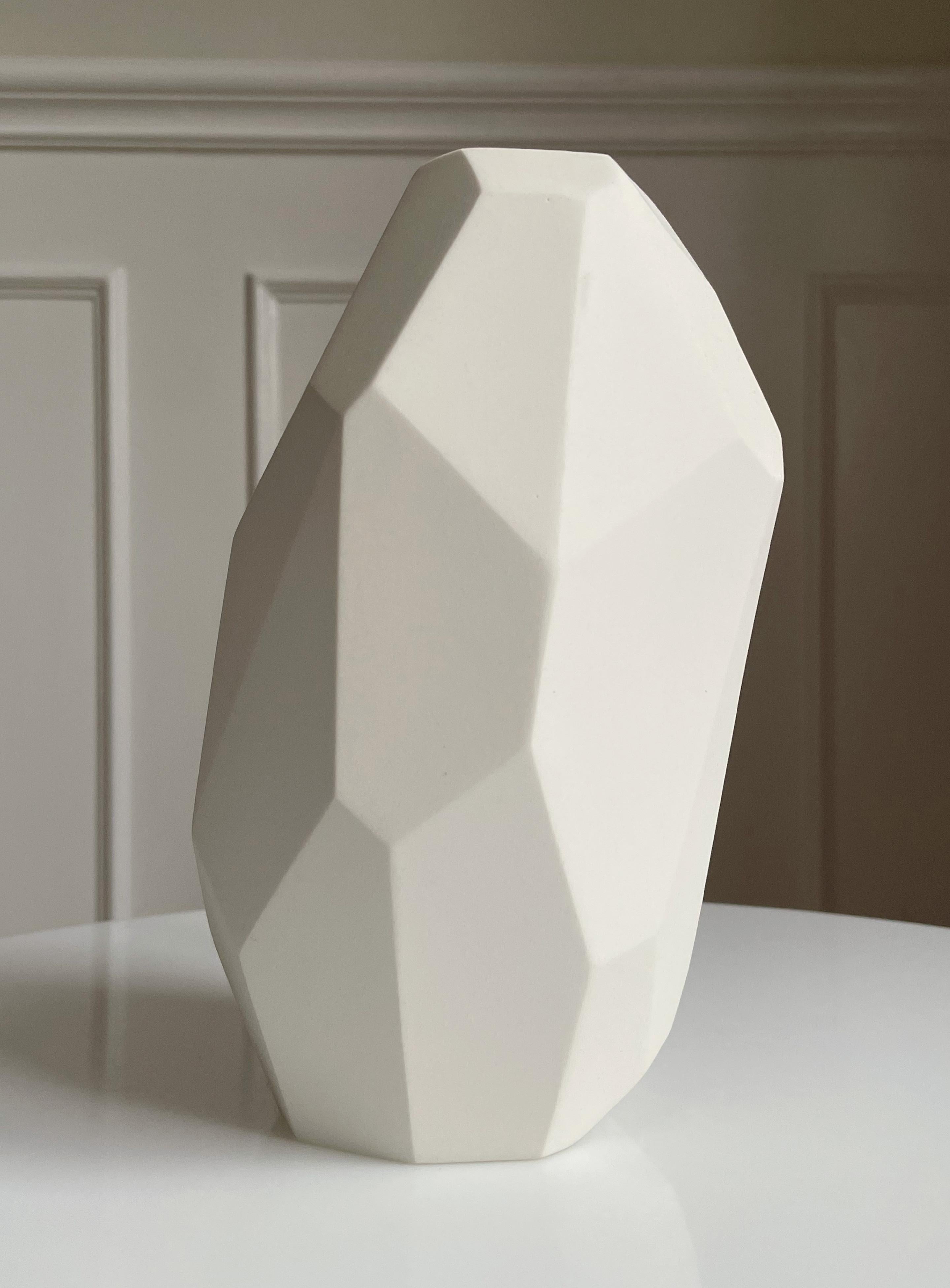 Weiße kantige schräge Vase, limitierte Auflage, Dänemark, 2021 im Angebot 2