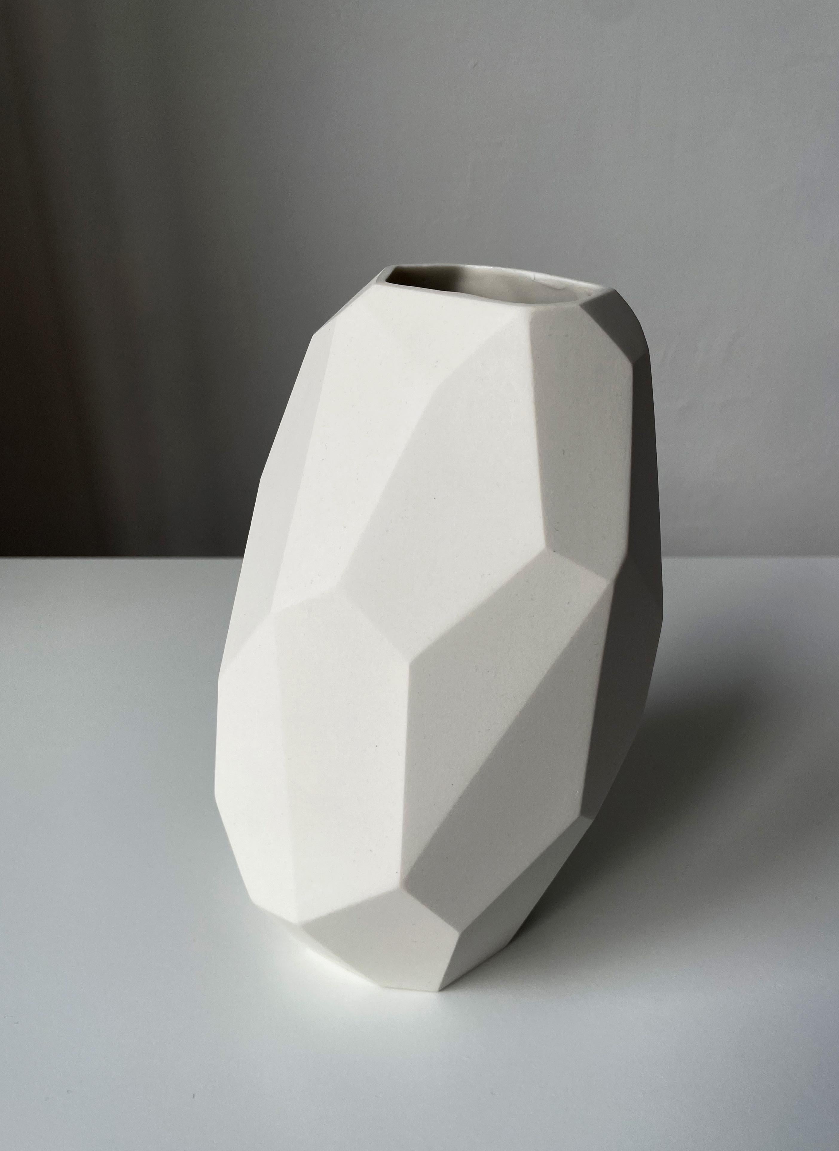 Weiße kantige schräge Vase, limitierte Auflage, Dänemark, 2021 (Dänisch) im Angebot