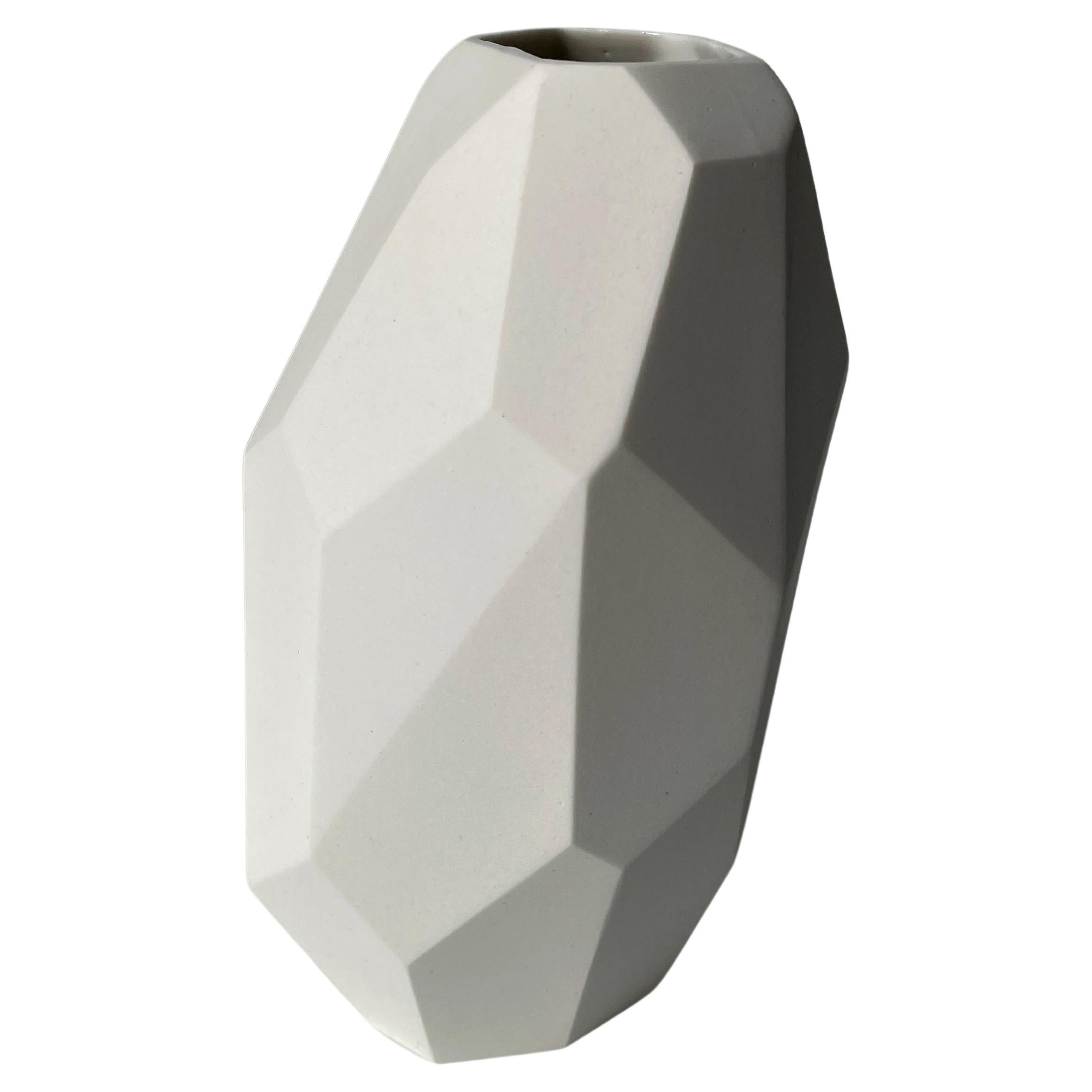 Weiße kantige schräge Vase, limitierte Auflage, Dänemark, 2021