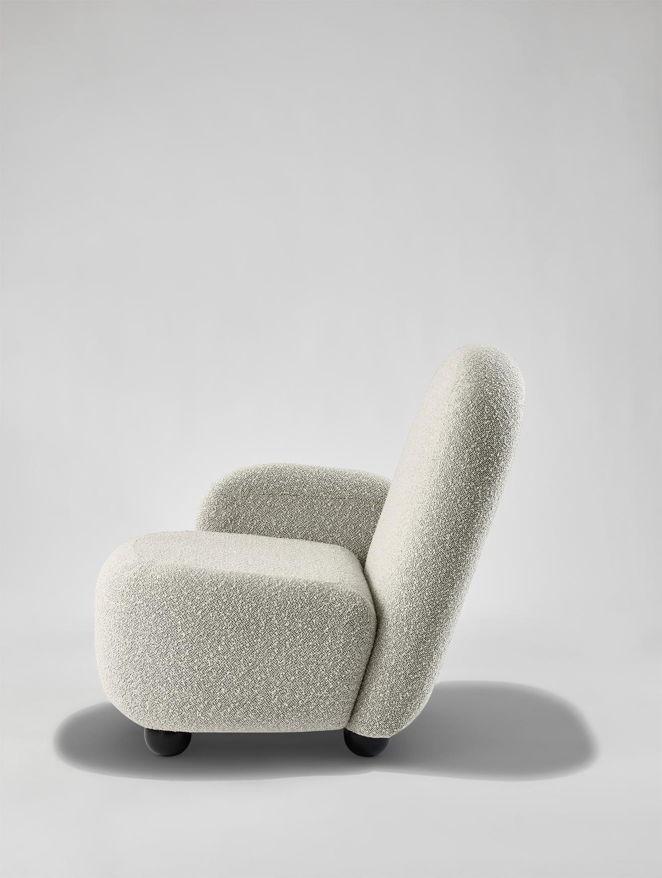 Le fauteuil Miss Frank de la Collection Monochrome en tissu chenille est conçu par Hervé Langlais pour la Galerie Negropontes à Paris, France. 
Mesures : L 71 x P 62 x H 80 cm

Hervé Langlais est diplômé de l'école d'architecture de Normandie à
