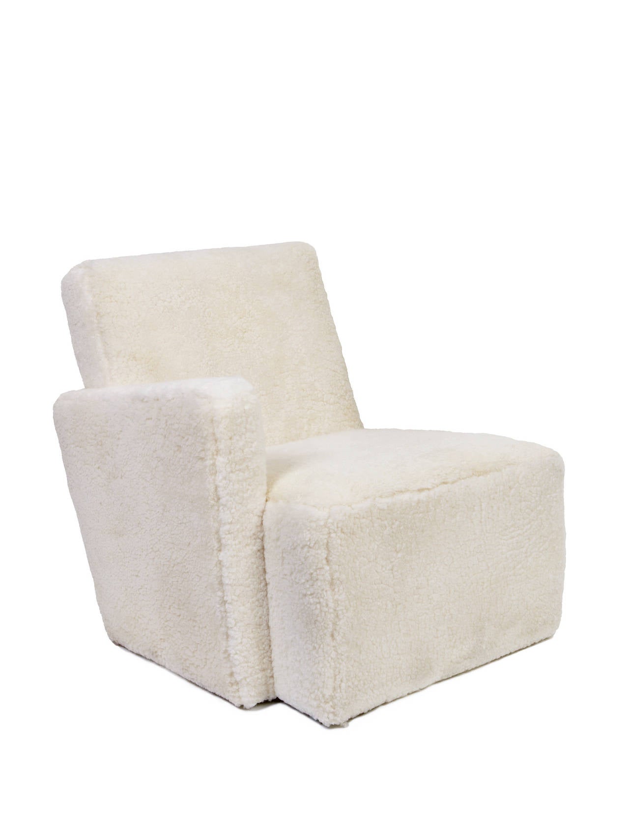 Fauteuil blanc contemporain Petit Frank, en peau de mouton, conçu par Hervé Langlais pour la Galerie Negropontes, il est un hommage au fauteuil Jean-Michel Frank en peau de mouton.

Hervé Langlais est diplômé de l'école d'architecture de Normandie à