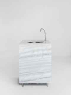 Lavandino contemporaneo per esterni in marmo bianco Lasa di Sam Chermayeff