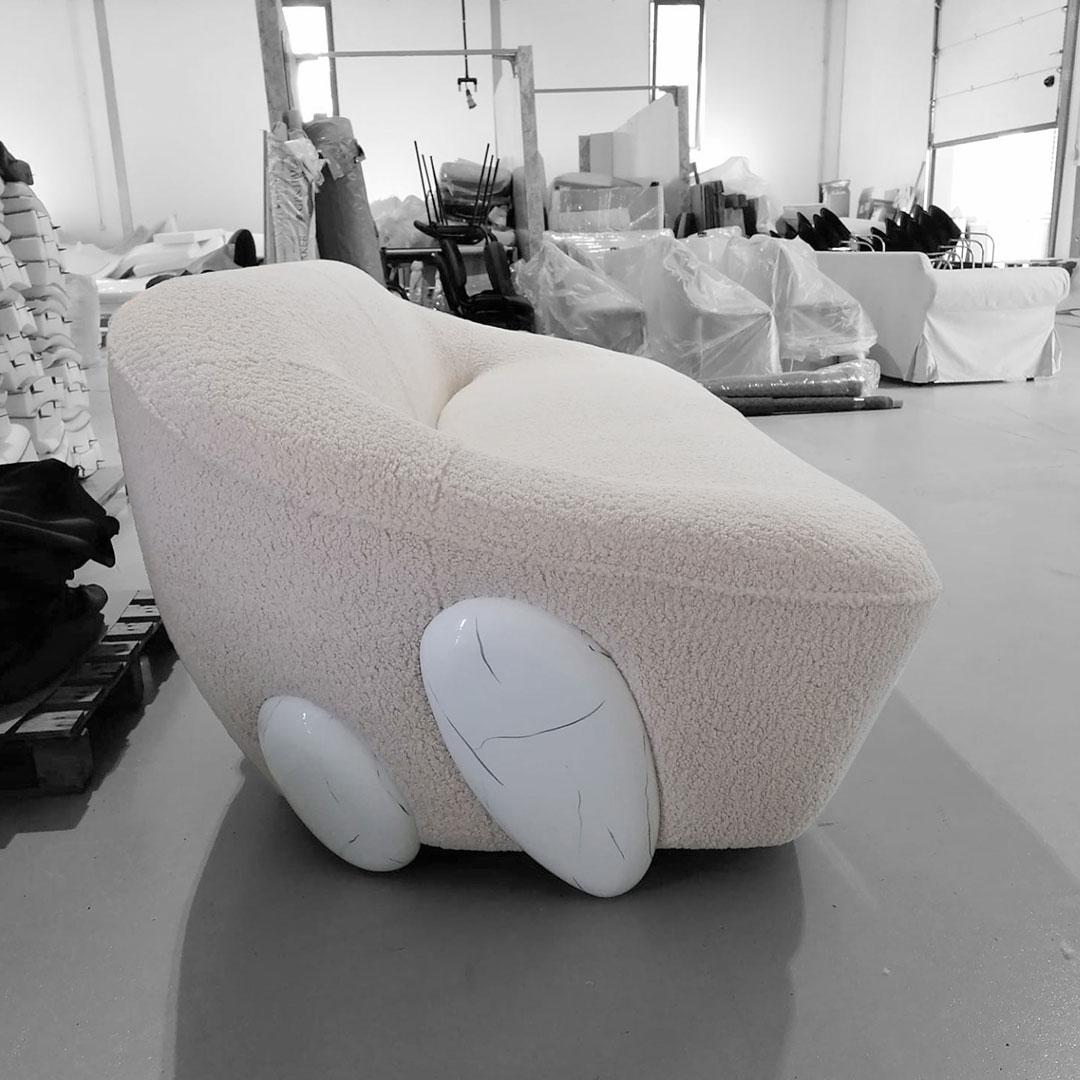 Organic Modern Round Sofa Upholstered in White Bouclé with Handpainted Legs  In New Condition For Sale In Porto, PT