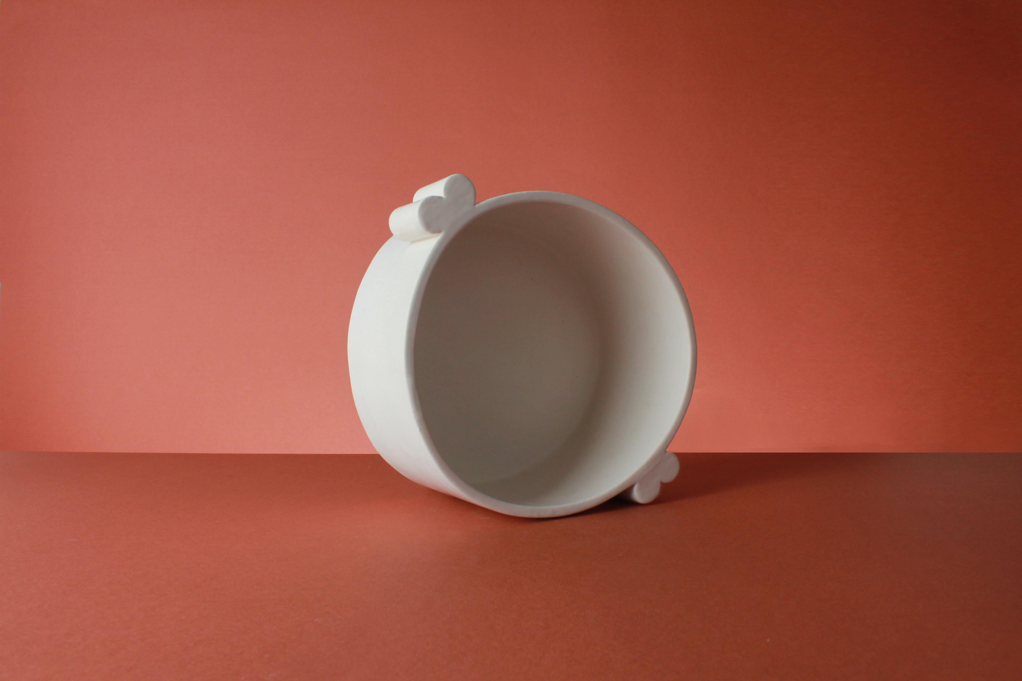 Zeitgenössische weiße Keramik tiefe Servierplatte (Suppenschüssel) handgefertigt

Tiefe Servierplatte mit Griffen aus mattweißer Keramik, auf dem Boden mit 9 kleinen Zylindern verziert. 
Dieses Gericht ist Teil der UltraBold is Kollektion. Jedes