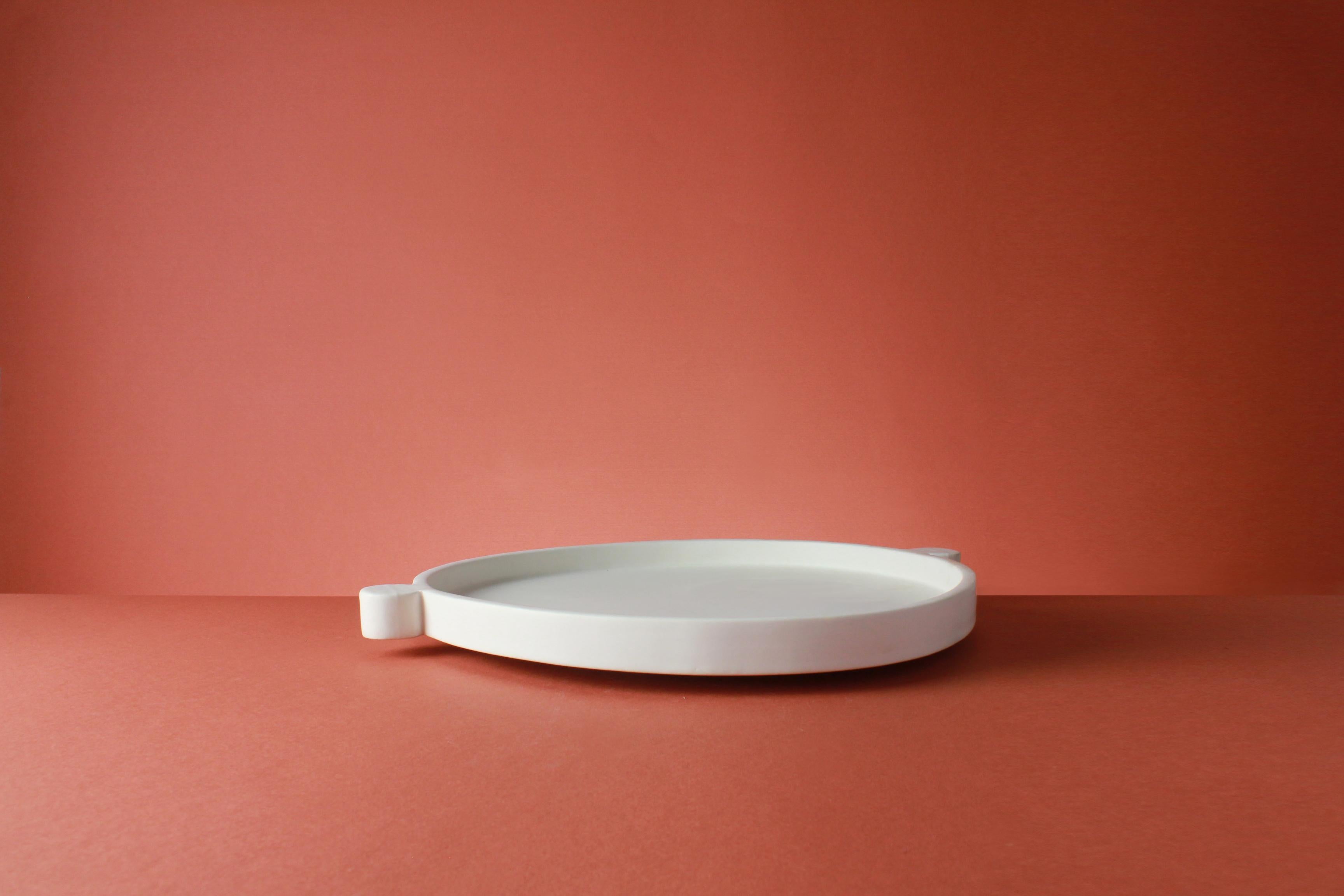 Zeitgenössische weiße Keramik flache Servierplatte Platte handgefertigt

Große flache Servierplatte mit Henkeln, aus mattweißer Keramik, auf dem Sockel mit vier Kreuzen verziert. 
Dieses Gericht ist Teil der UltraBold is Kollektion. Jedes Element