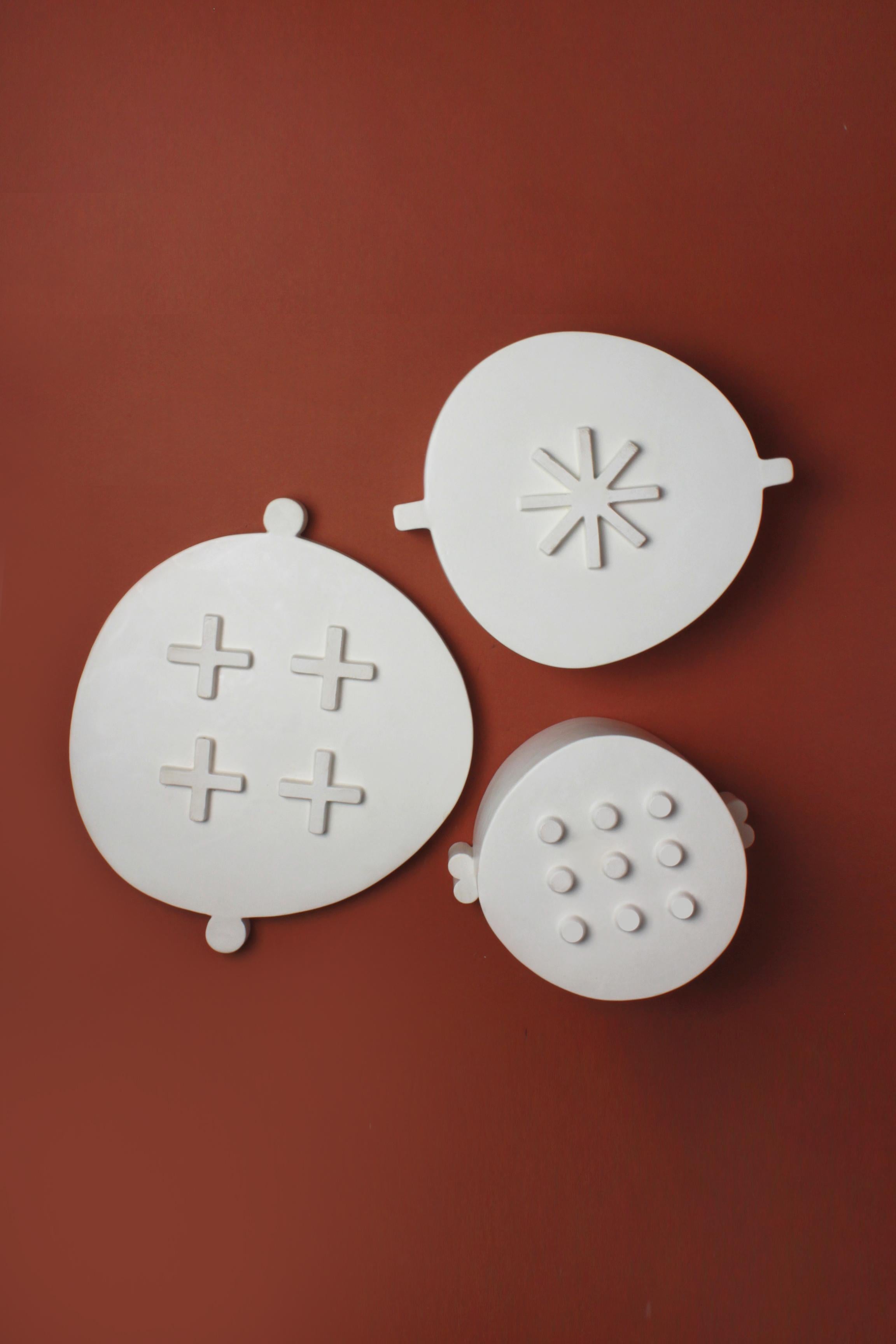 Zeitgenössisches weißes Keramik-Serviergeschirr und Teller, komplettes handgefertigtes Set im Angebot 2