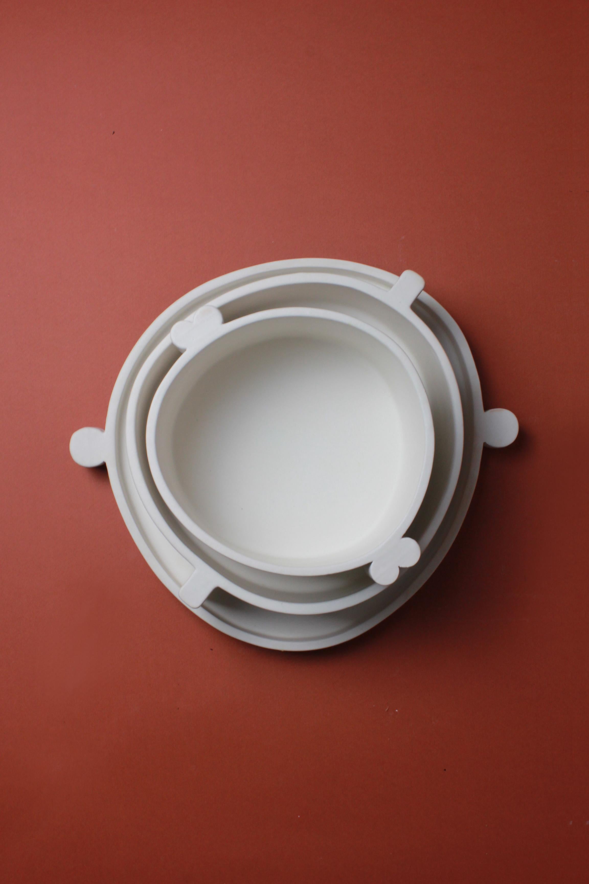 Plats de service et assiettes en céramique blanche contemporains - Ensemble complet fait à la main en vente 4