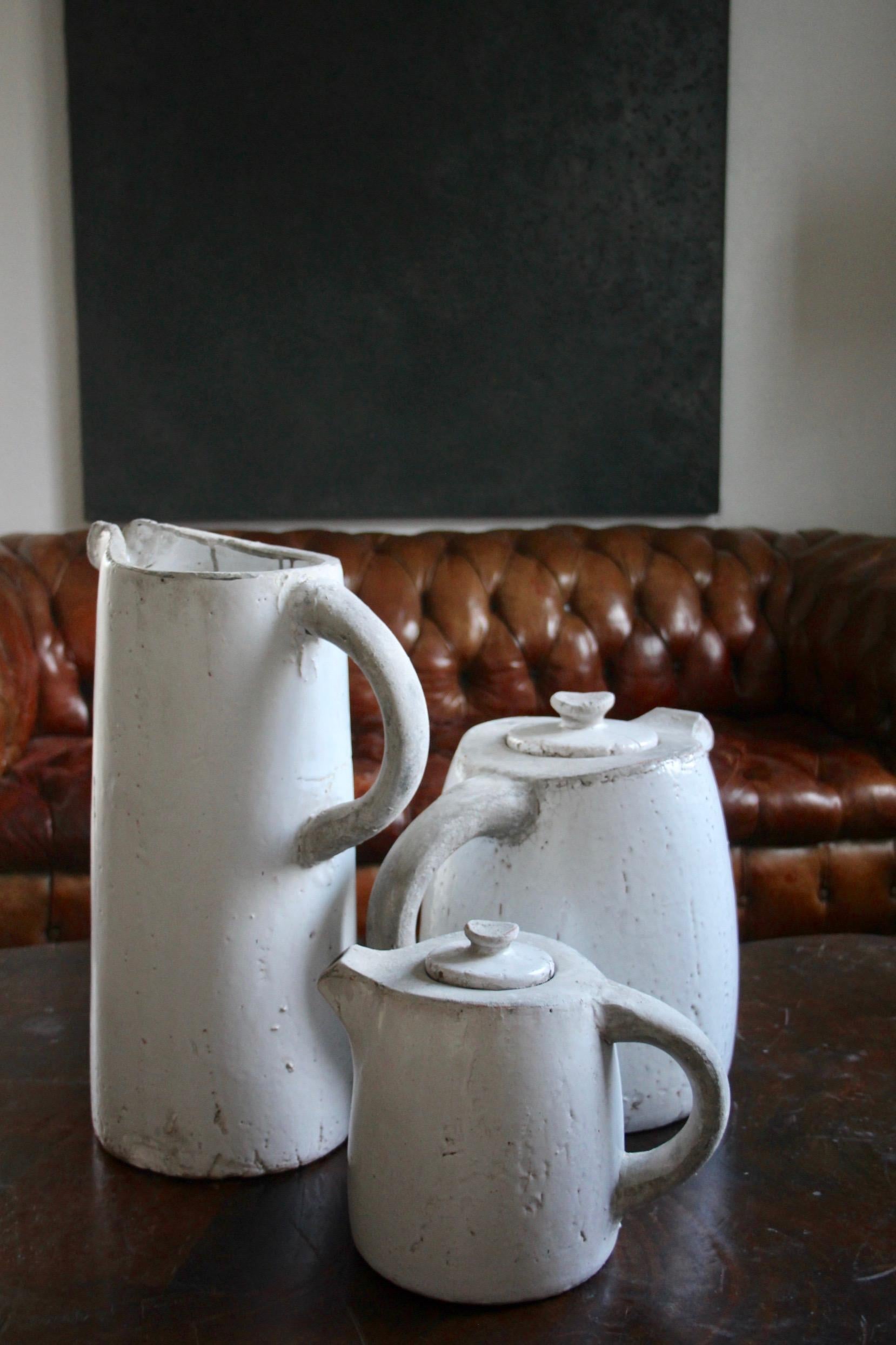 Ensemble de vases contemporains en céramique blanche, le plus haut 48 cm, le moyen 34 cm et le petit 23 cm 