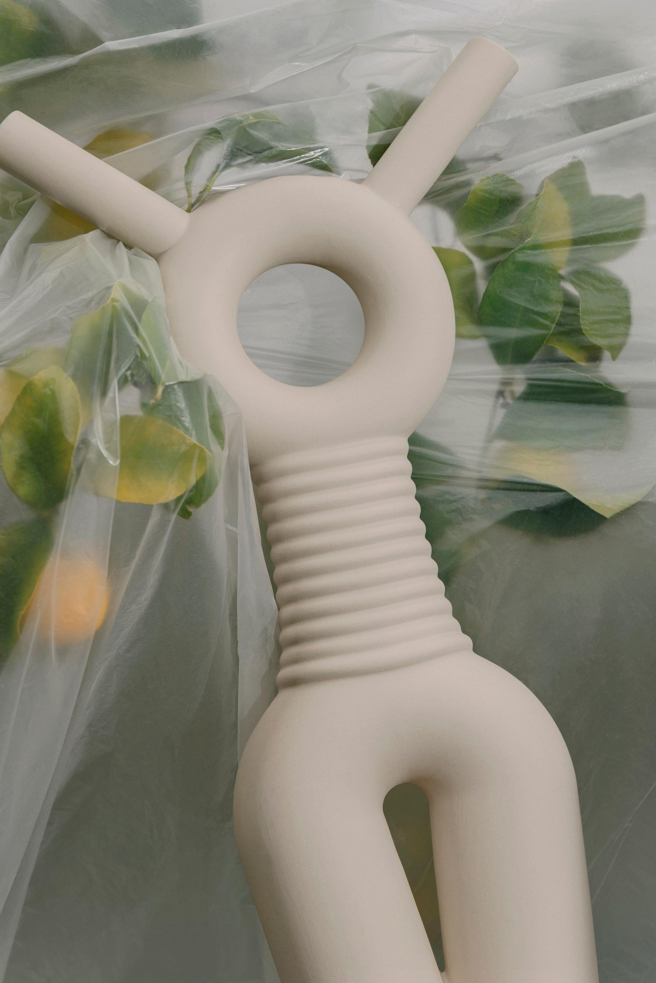 Zeitgenössische weiß-cremefarbene Keramik-Wasserdose für Vasen und Garten (Italienisch) im Angebot