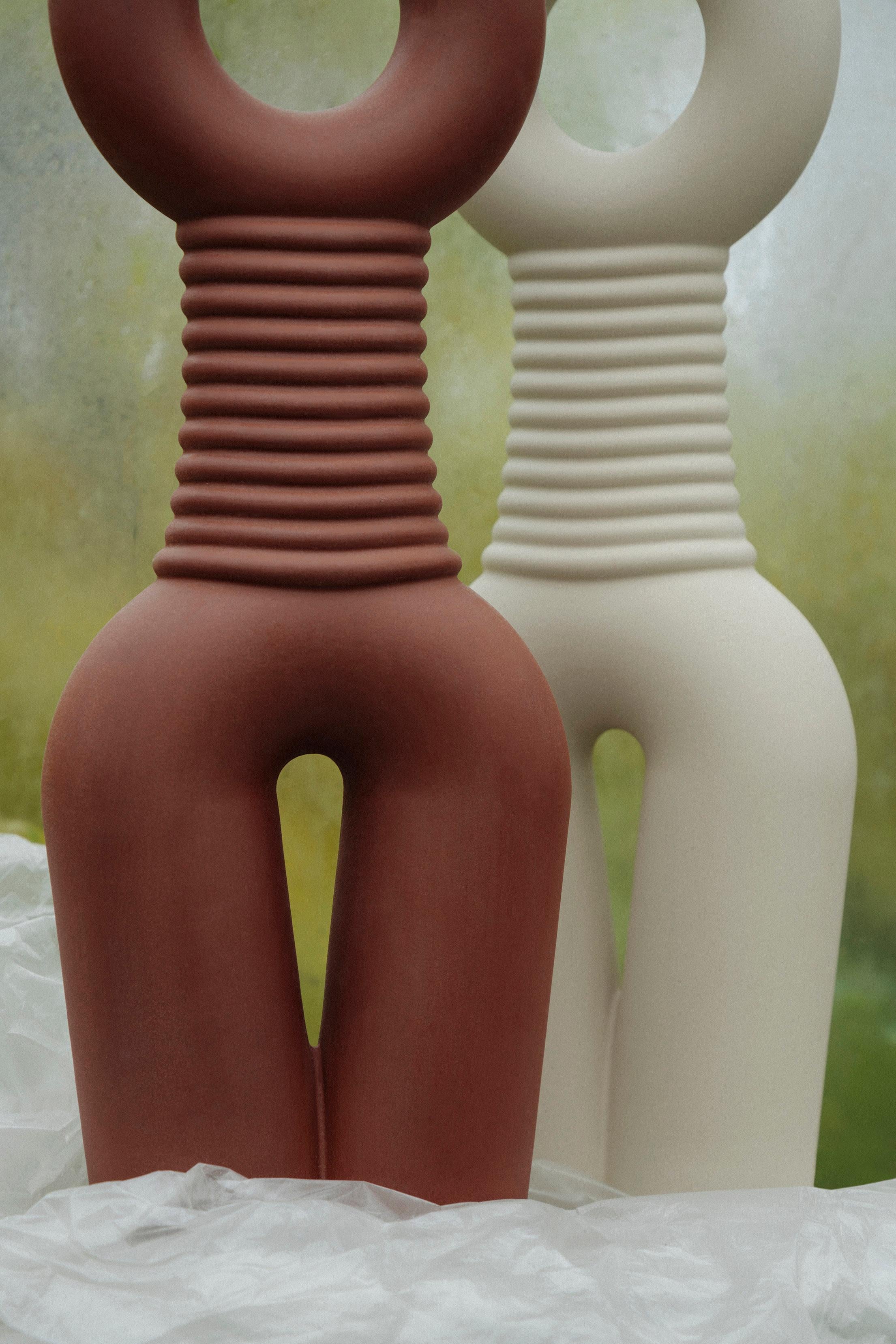 Zeitgenössische weiß-cremefarbene Keramik-Wasserdose für Vasen und Garten im Angebot 3