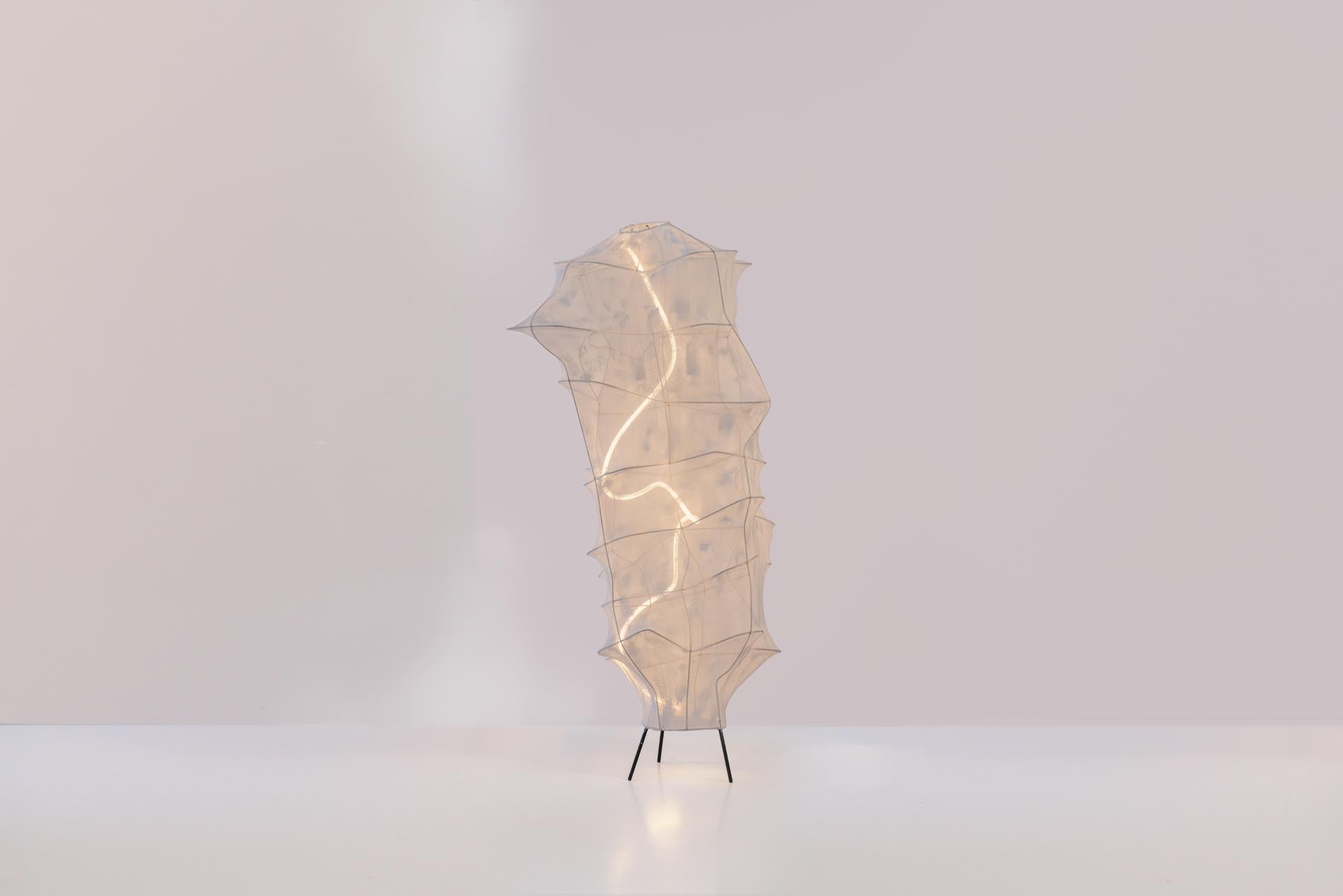 Acrylique Lampadaire blanc contemporain 02, Oliver & Frederik, tricot et acier, lampe LED en vente