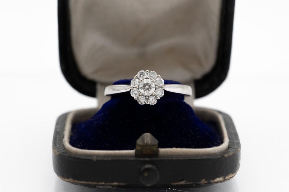 Zeitgenössischer Blumenring aus Weißgold mit Diamanten, Großbritannien (Brillantschliff) im Angebot