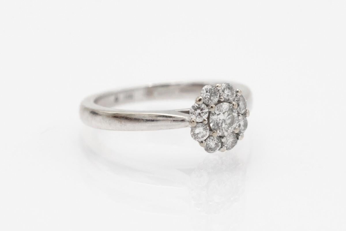Zeitgenössischer Blumenring aus Weißgold mit Diamanten, Großbritannien im Zustand „Gut“ im Angebot in Chorzów, PL