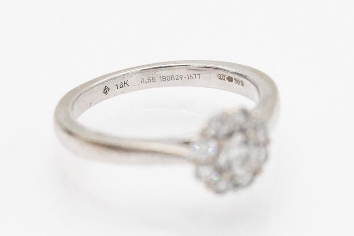 Zeitgenössischer Blumenring aus Weißgold mit Diamanten, Großbritannien für Damen oder Herren im Angebot