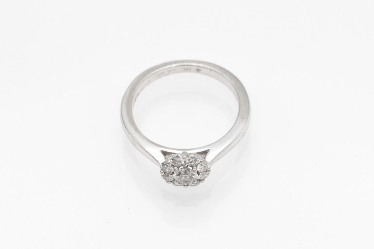 Zeitgenössischer Blumenring aus Weißgold mit Diamanten, Großbritannien im Angebot 1