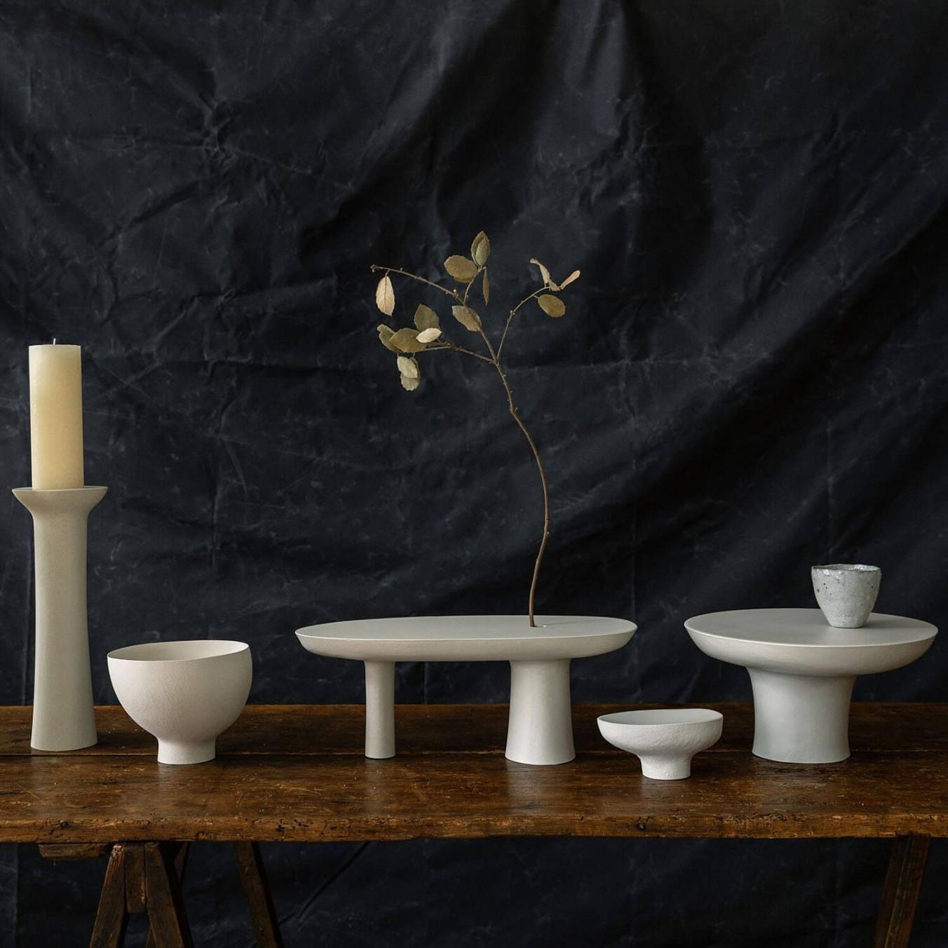 Pietra artificiale Vaso contemporaneo in gesmonite bianca, Stem Vase di Malgorzata Bany in vendita
