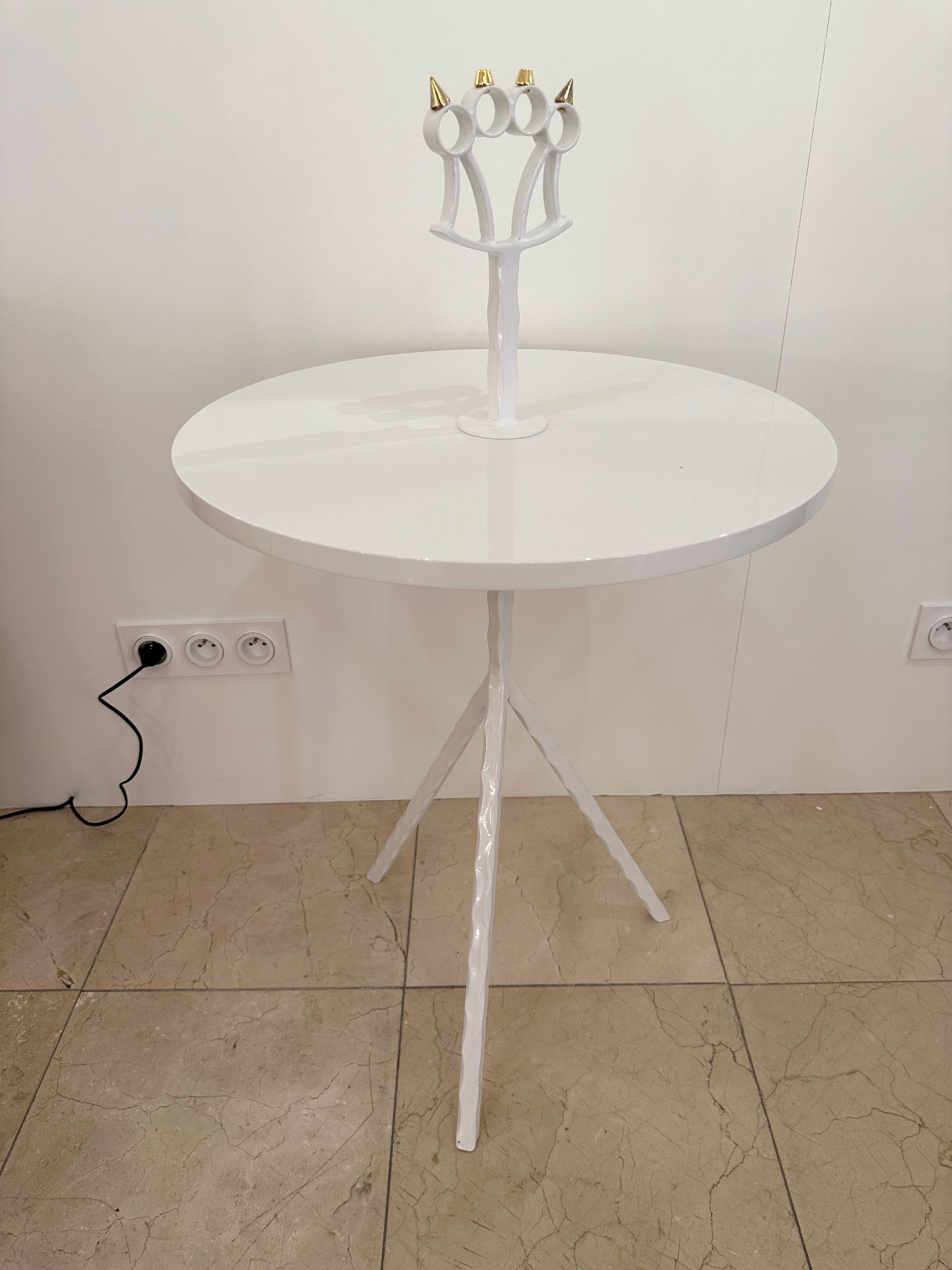 Contemporary white lacquered wood and brass side end low, gueridon or bedside table nightstand model Bastard, Italian design by the workshop creation NF. In the mood of Mid-Century Modern Space Age Hollywood Regency.

3 table available. Price