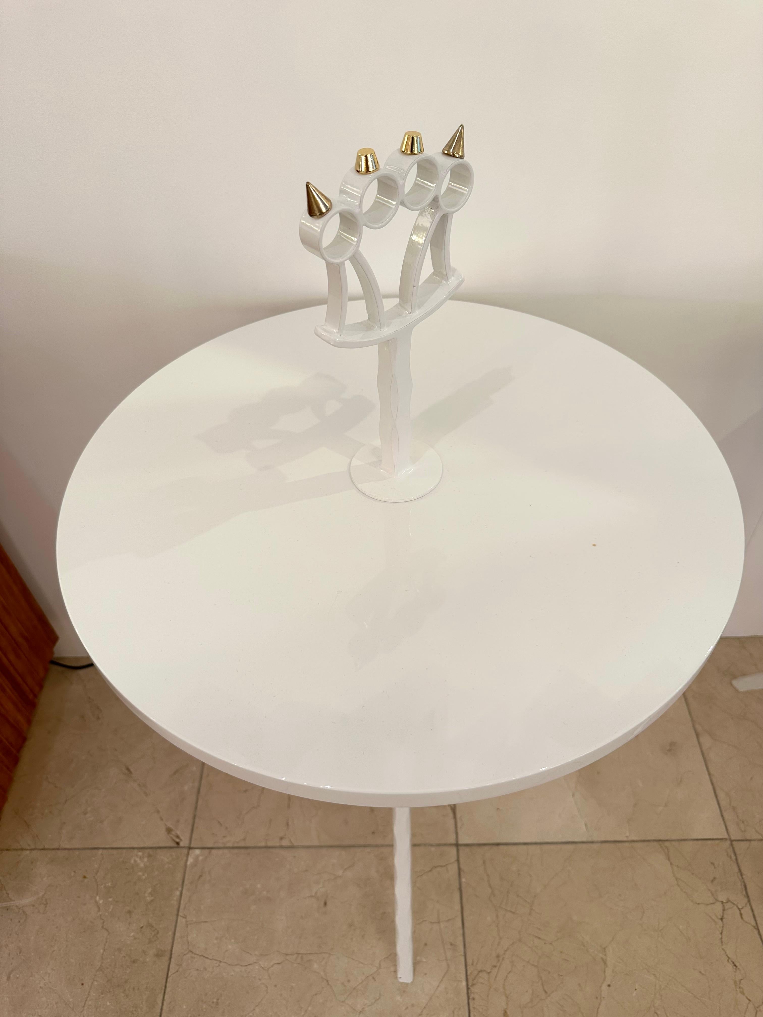 Zeitgenössischer Bastardtisch, weiß lackiert und aus Messing, Italien (Lackiert) im Angebot