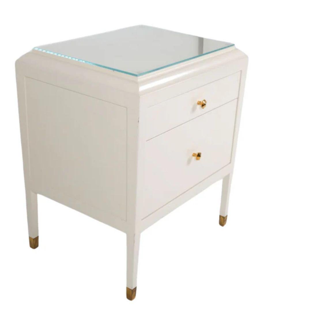 Contemporary White Lacquered Nightstand With Brass Fittings and Glass Top (Lackiert) im Angebot