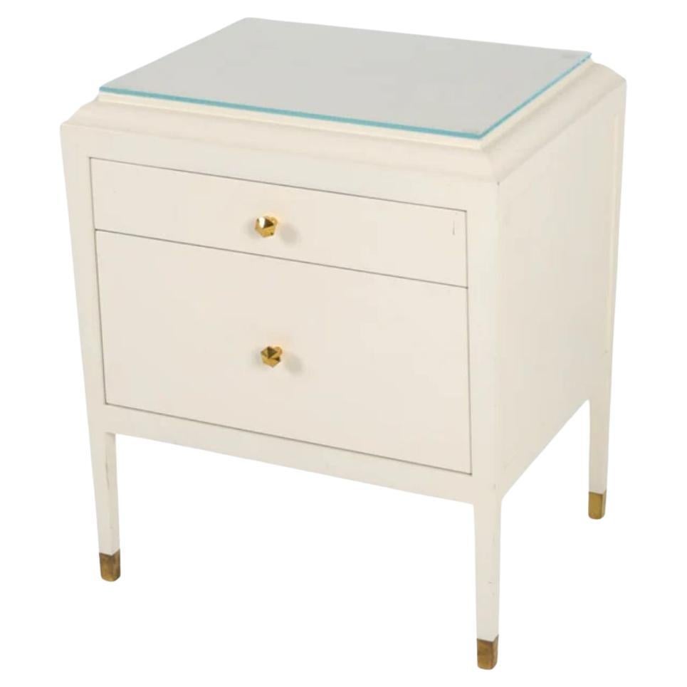 Contemporary White Lacquered Nightstand With Brass Fittings and Glass Top im Angebot