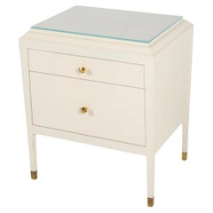 Comodino contemporaneo laccato bianco con finiture in ottone e piano in vetro