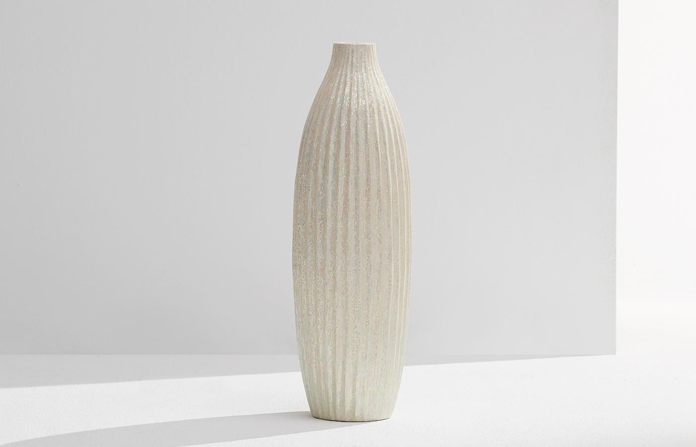 Dekorative handgefertigte Vase mit Perlmutt-Intarsien.