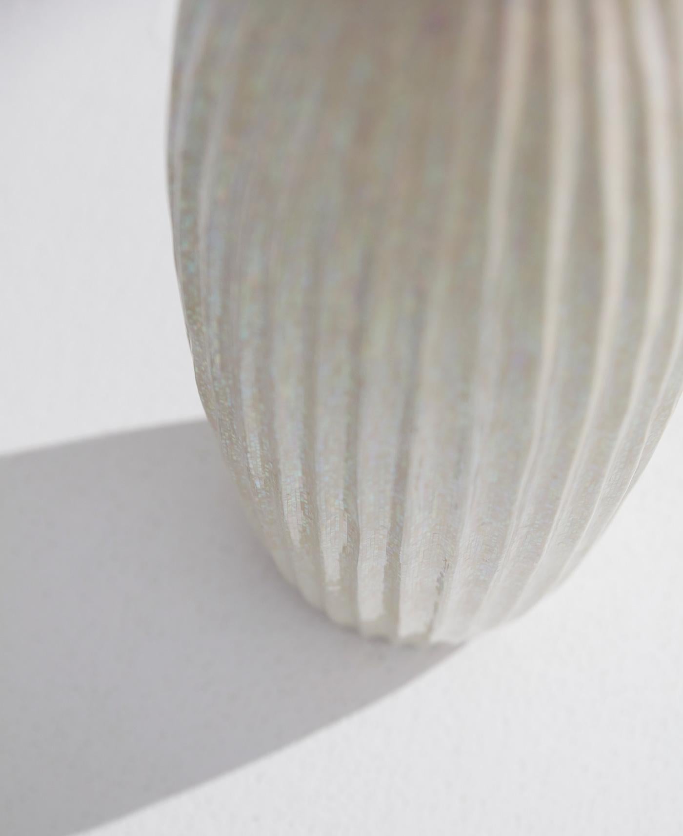 Zeitgenössische weiße Perlmutt-Kunstobjekt-Vase 13 (Lackiert) im Angebot